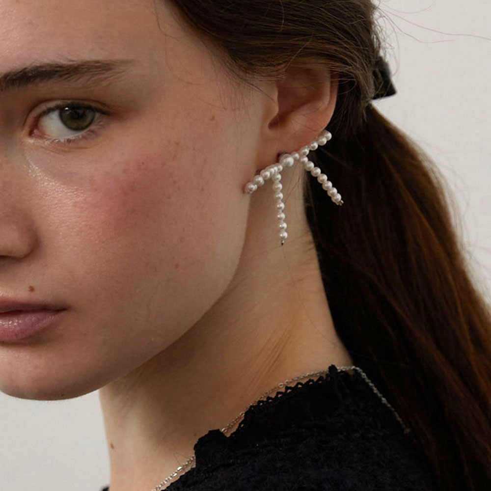 러브미몬스터 미니멀 진주 리본 귀걸이 아이보리(lovememonster Minimal Pearl Ribbon Earrings Ivory) - 3