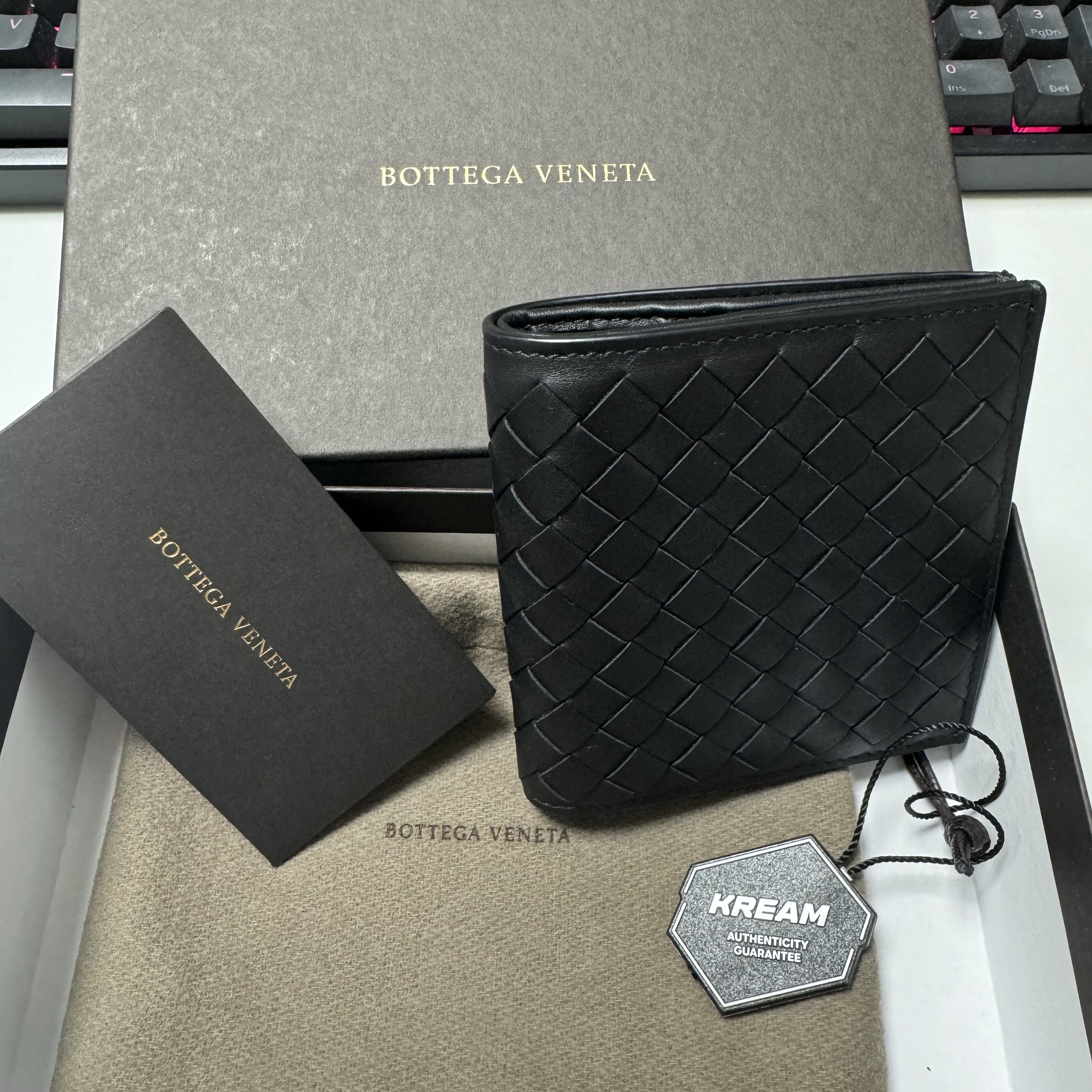 Bottega Veneta Bi-Fold Wallet Black 착용 스타일