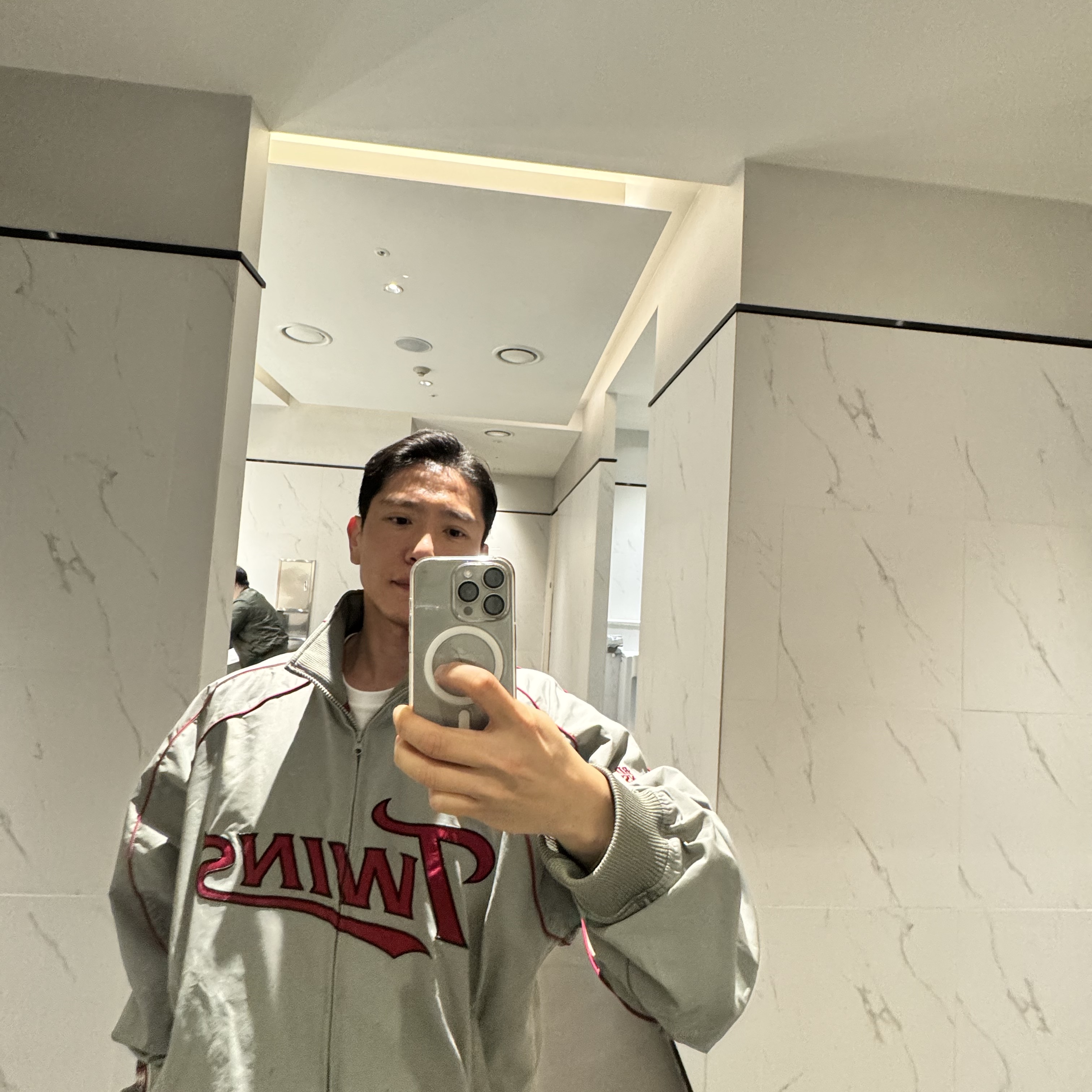 BDNS x LG TWINS Dugout Jacket Grey 착용 스타일 - 2
