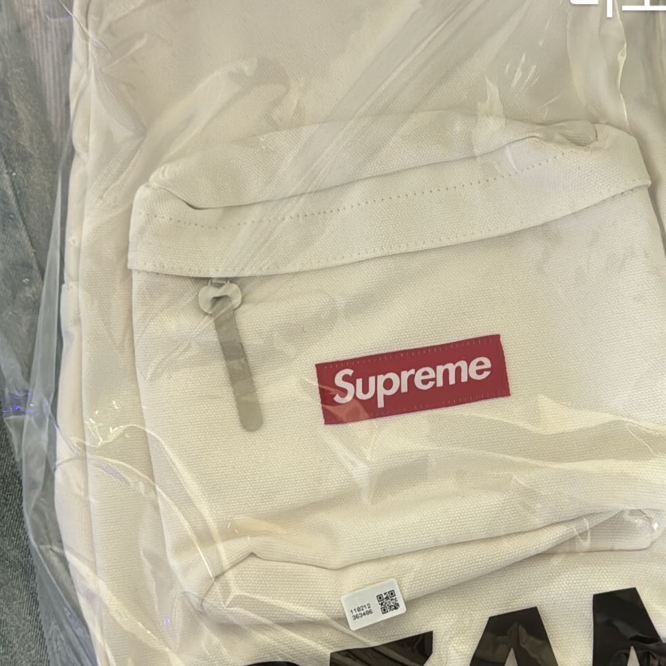 Supreme Canvas Backpack White 착용 스타일