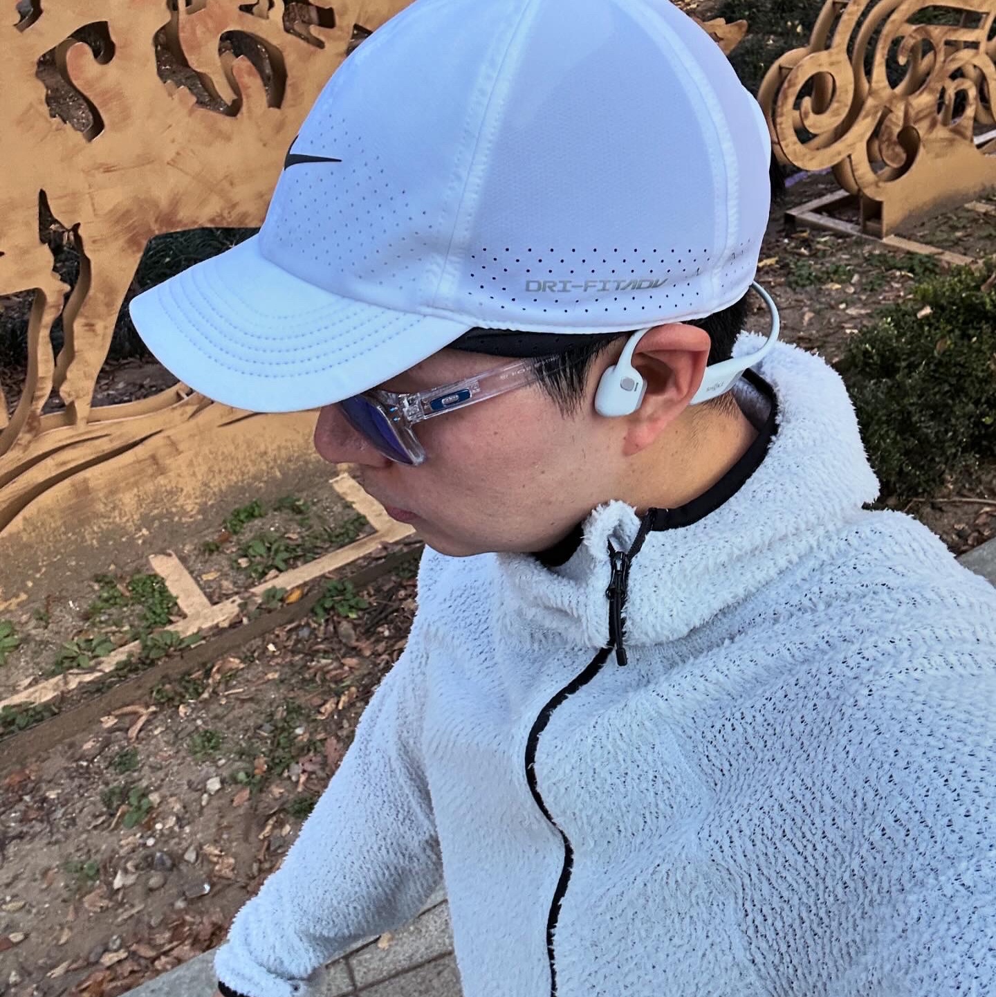 On Running Cloudmonster All White, Shokz OpenRun S803 Black 착용 스타일 - 1