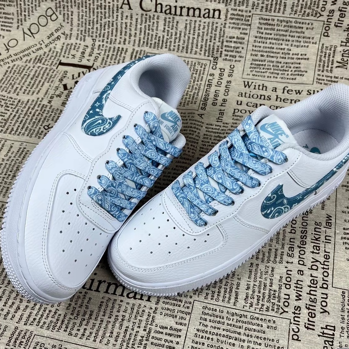 (W) Nike Air Force 1 '07 Essential Paisley Swoosh White Worn Blue 착용 스타일 - 1