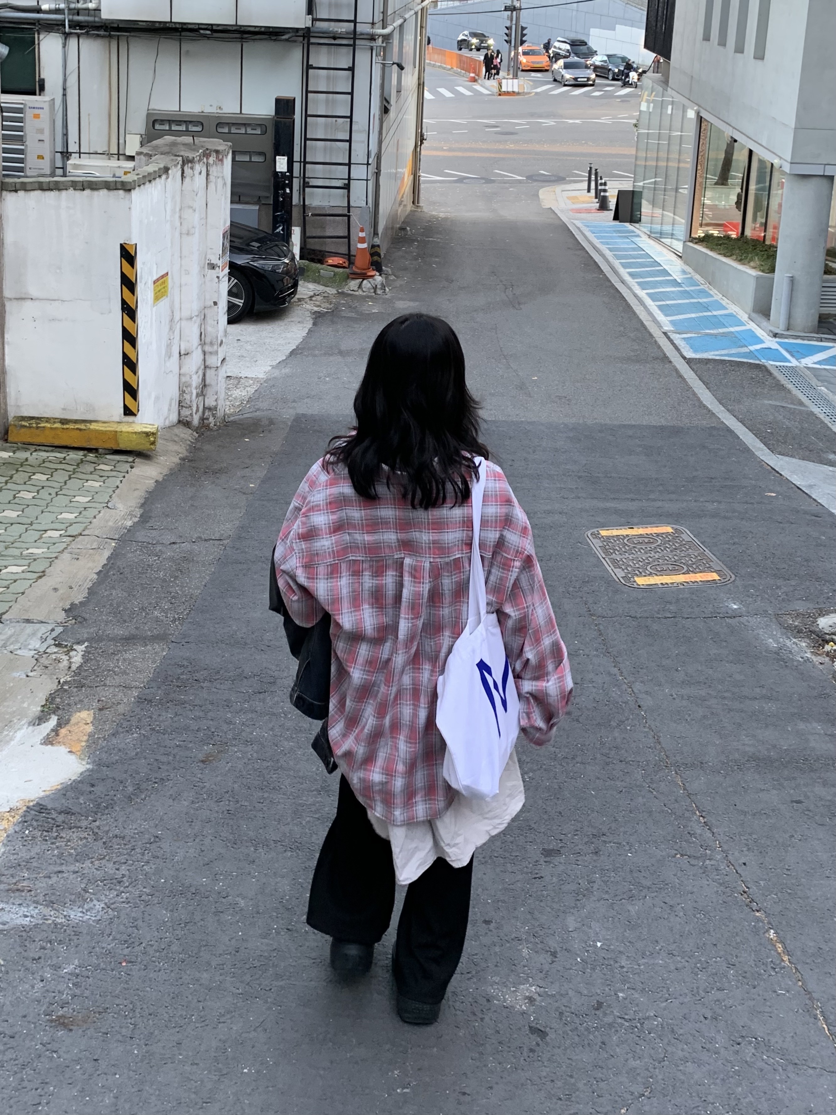 Mosquito Murderers M,M Tote Bag White, Crocs Stomp Clog Black 착용 스타일 - 2