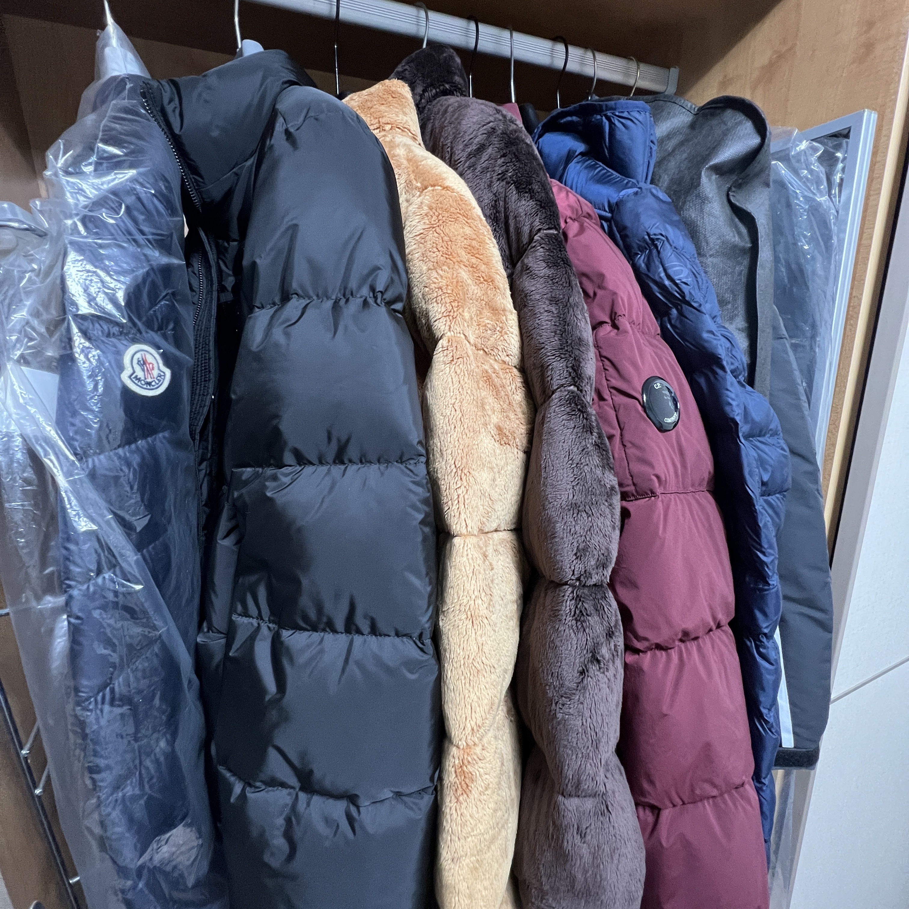 Moncler Tenibres Down Shacket Night Blue - 24SS, Prada Re-Nylon Short Padded Down Jacket Black 착용 스타일