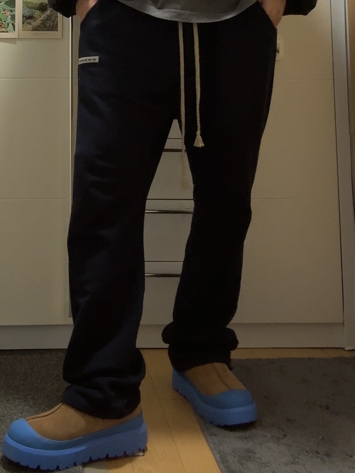 UGG Tasman Weather Hybrid Chestnut Big Sky 착용 스타일 - 2