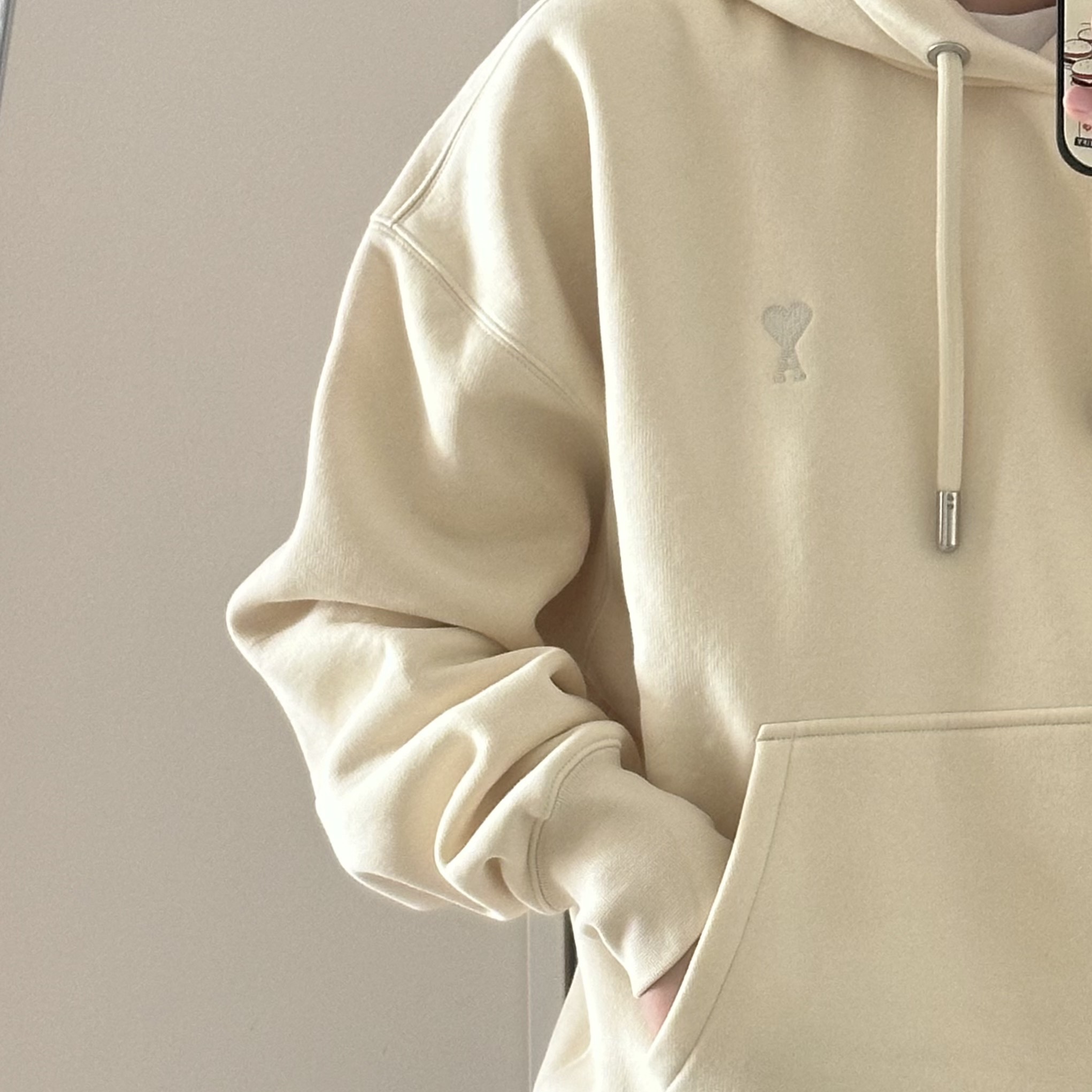 AMI de Coeur Hoodie Off White 착용 스타일 - 2