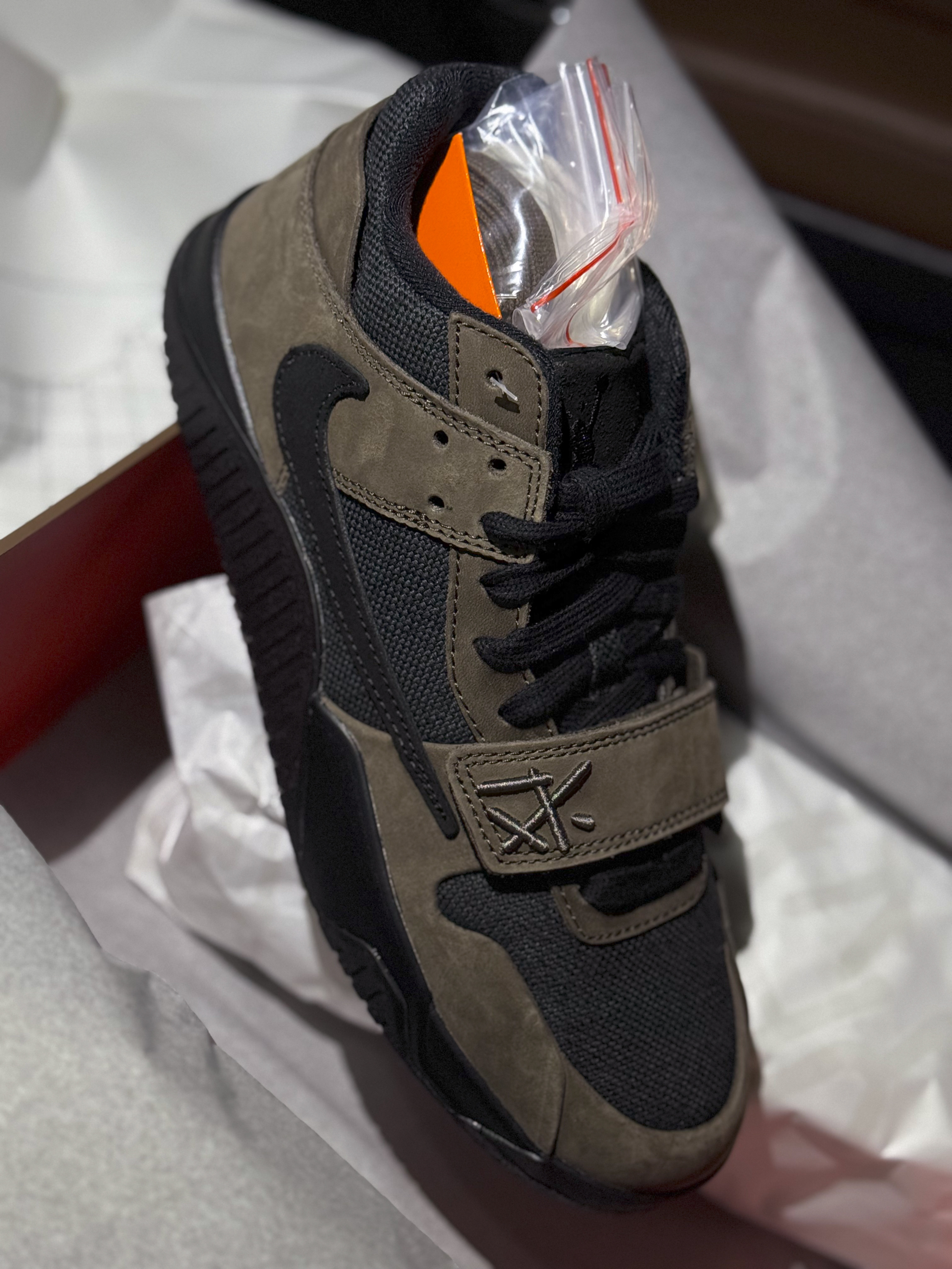Jordan x Travis Scott Jumpman Jack TR Black and Dark Mocha 착용 스타일
