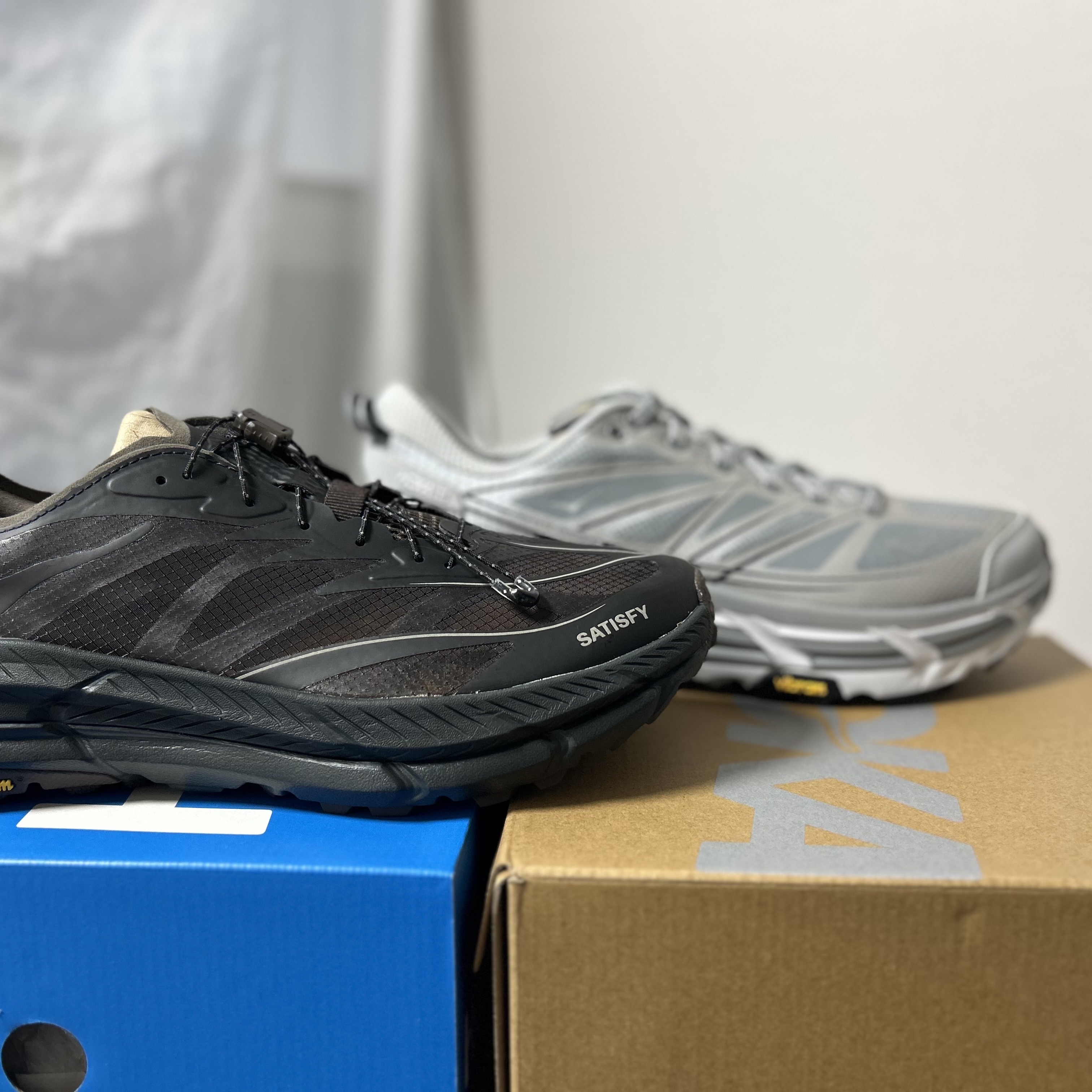 Hoka x Satisfy Mafate Speed 4 Lite Coffee, Hoka Mafate Speed 2 Stellar Grey Galactic Grey - 24FW 착용 스타일 - 1