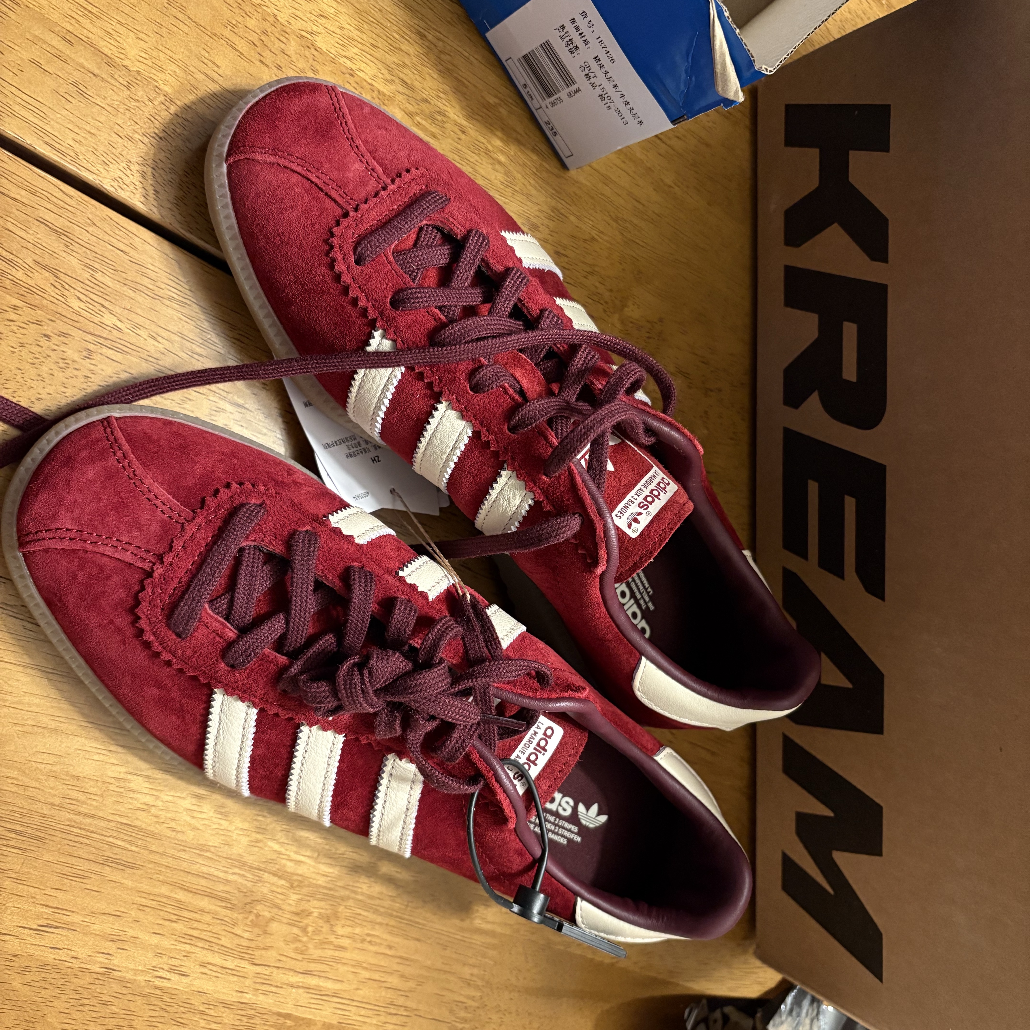 Adidas Bermuda College Burgundy 착용 스타일