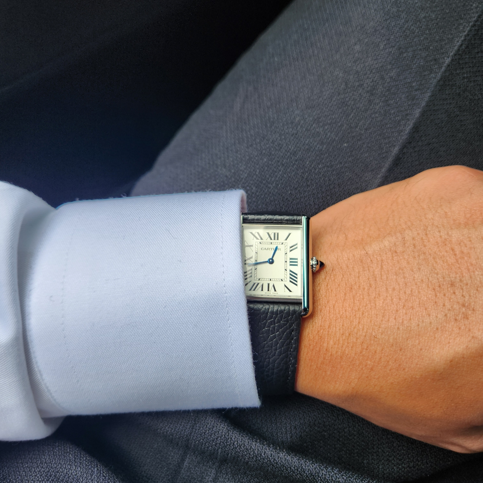Cartier Tank Must Watch Large Quartz Steel Calfskin Black 착용 스타일