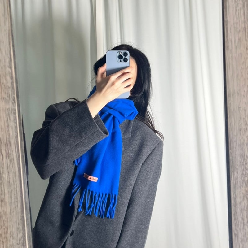 Acne Studios Skinny Fringe Wool Muffler Royal Blue 착용 스타일