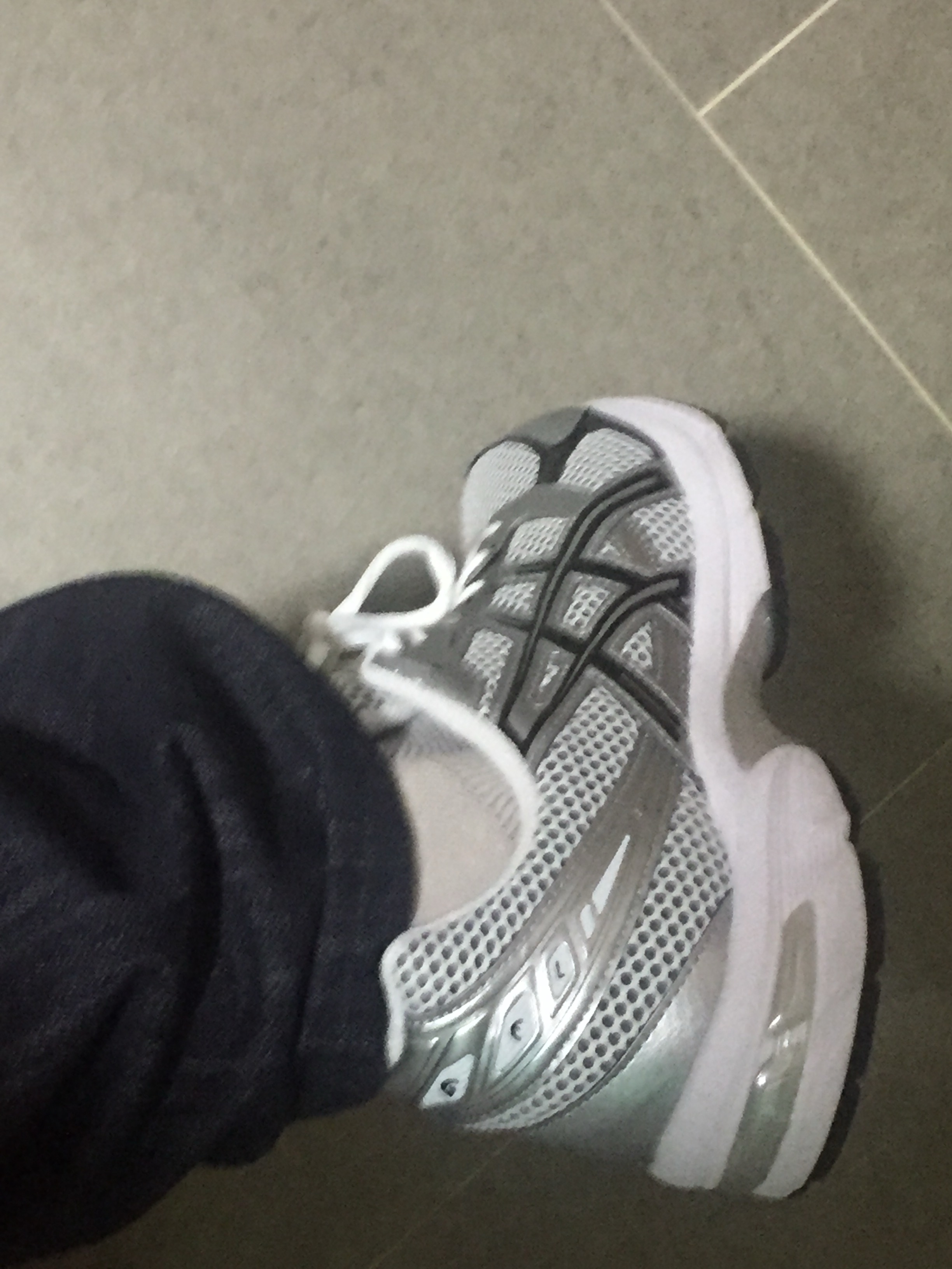 Asics Gel-1130 White Black 착용 스타일 - 1