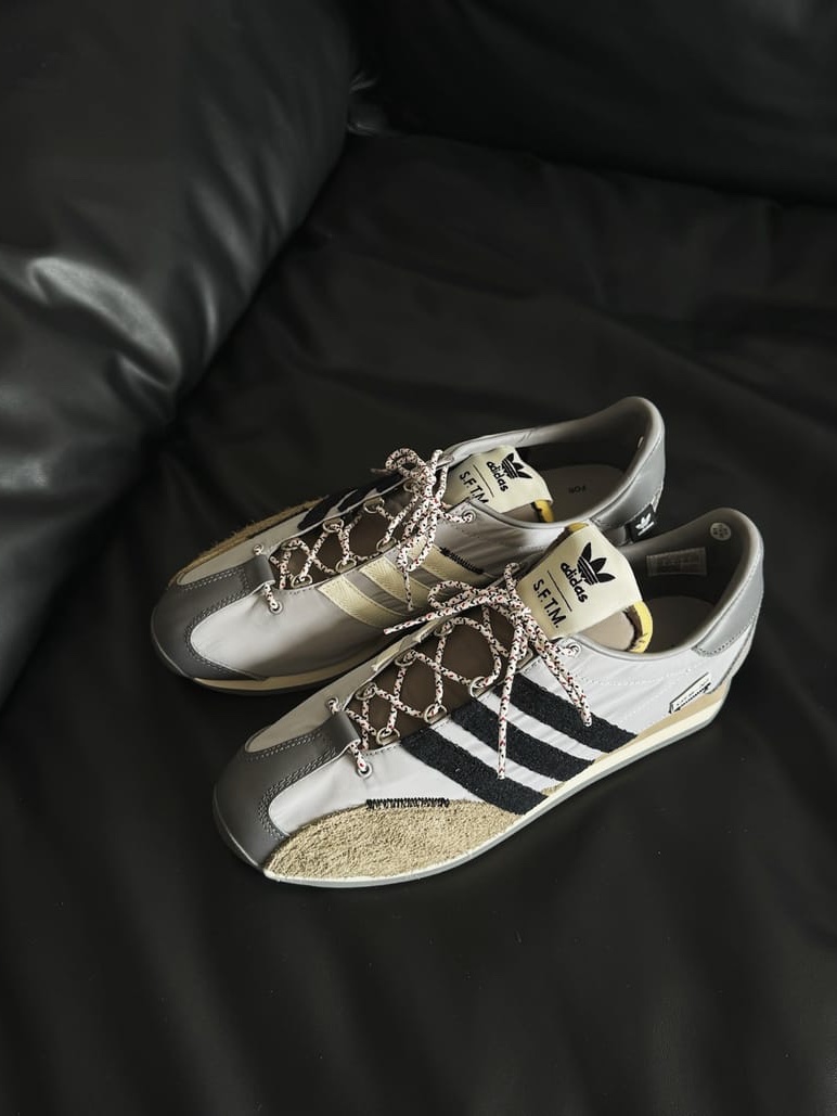Adidas x Song for the Mute Country OG Grey Two Core Black 착용 스타일 - 1
