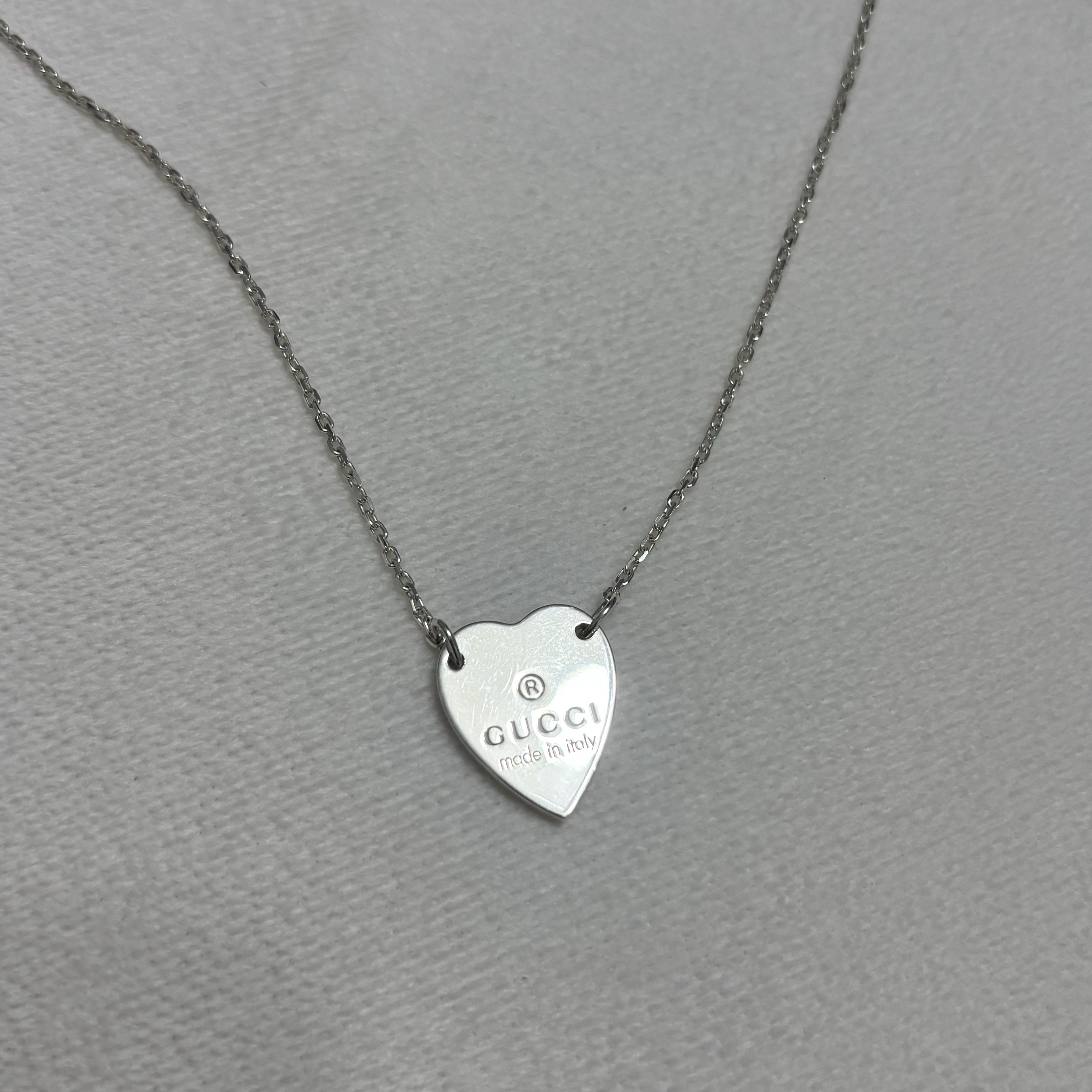 Gucci Trademark Heart Pendant Necklace Silver 착용 스타일