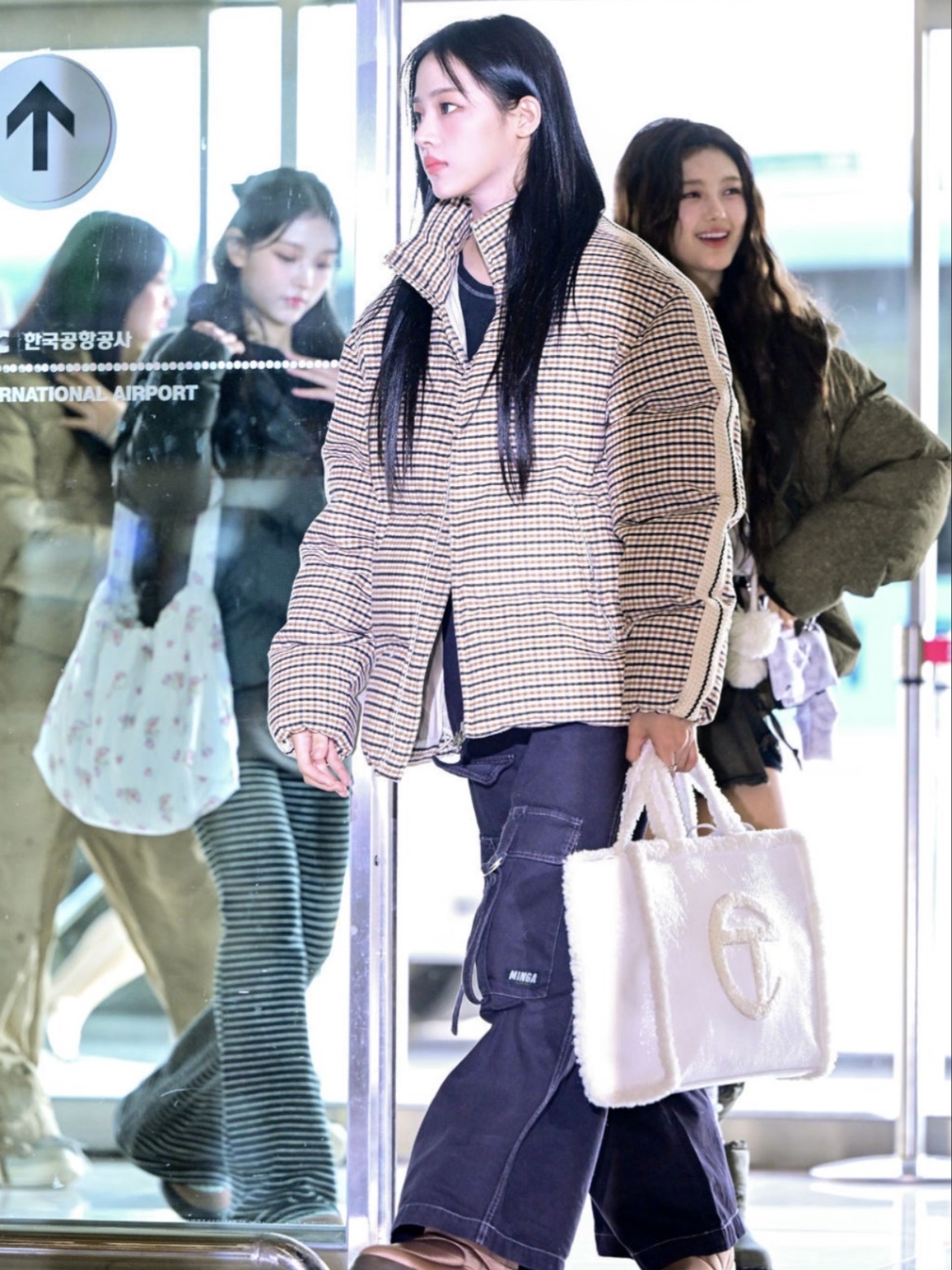 Telfar x UGG Medium Shopping Bag Pink 착용 스타일