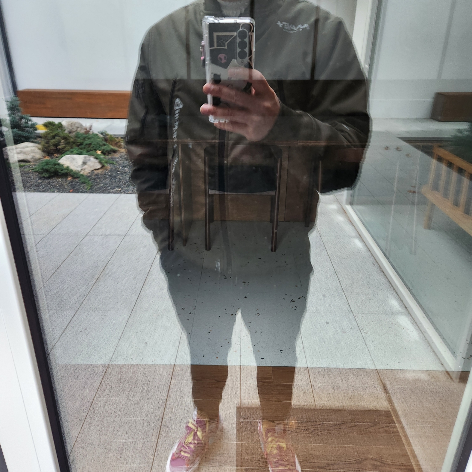 Uniqlo Multi Pocket Shoulder Bag Black, Nike x Sacai x Kaws Blazer Low Purple Dusk 착용 스타일 - 3