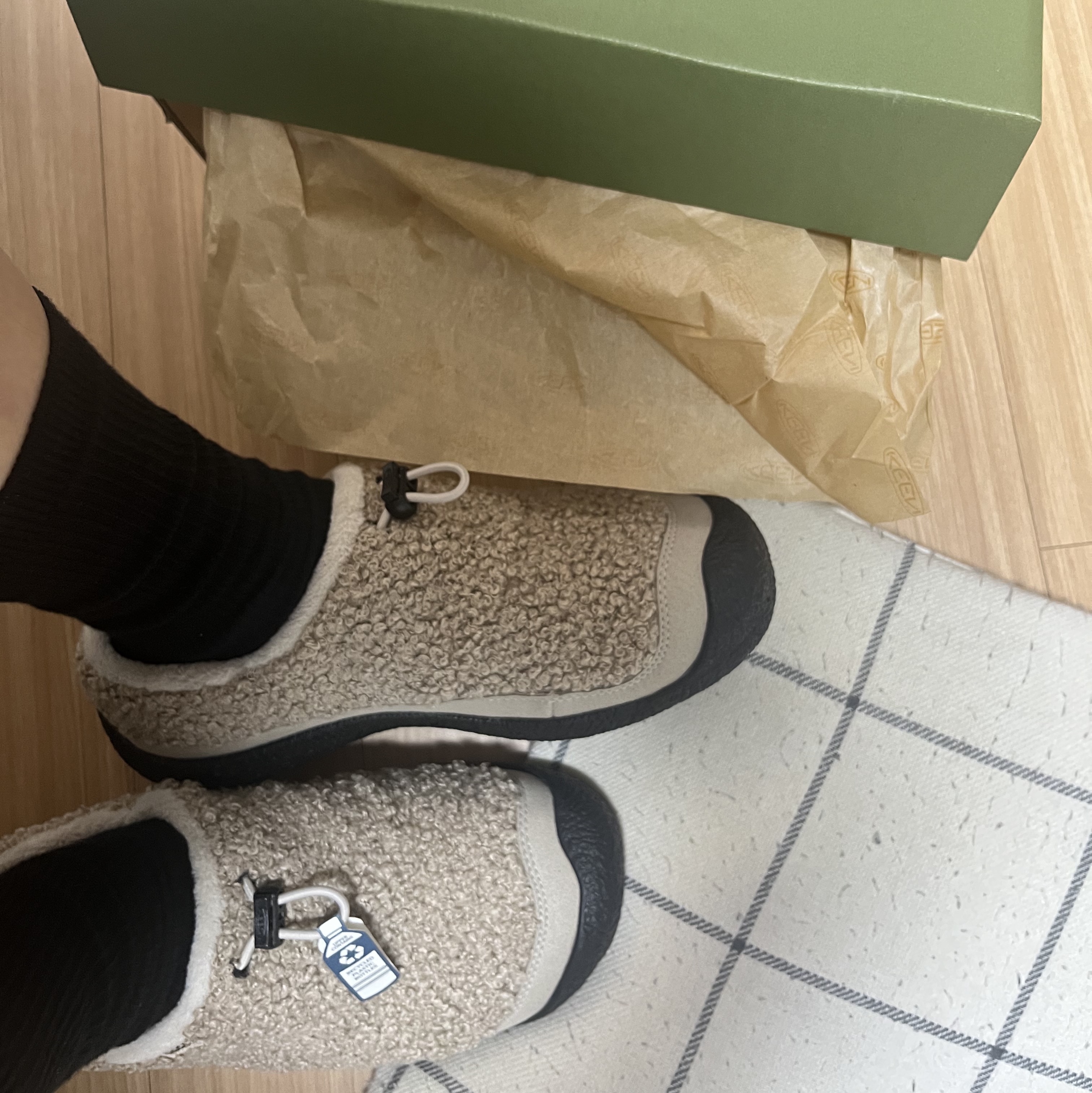 Keen Howser III Women Slide Beige 착용 스타일