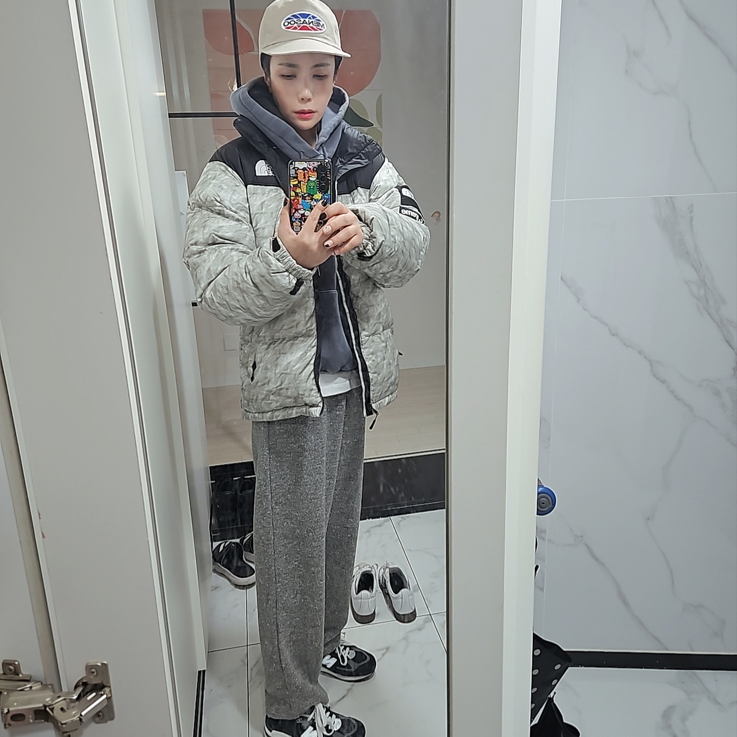 Supreme x The North Face Paper Print Nuptse Jacket - 19FW, New Balance 990v2 Made in USA Black 착용 스타일 - 1