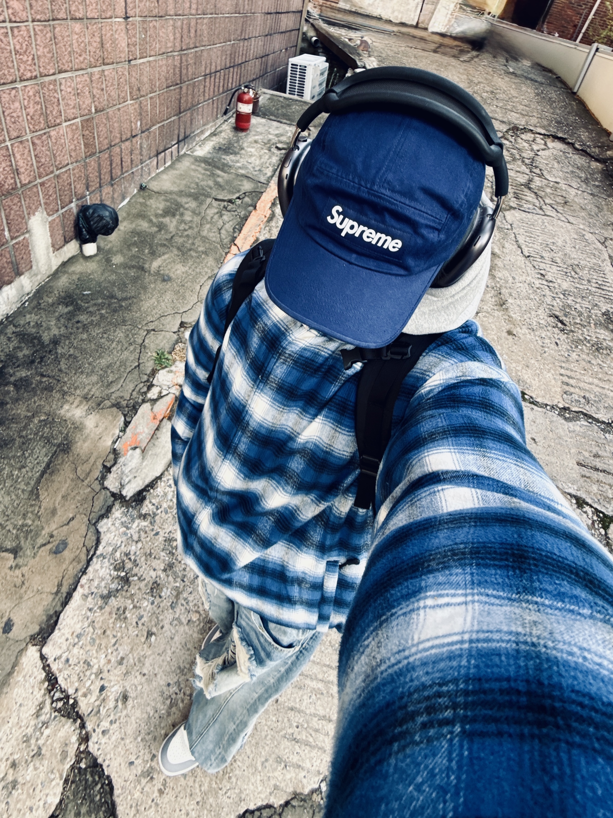 (W) Jordan 1 Mid Sail Stealth, Supreme Flannel Reversible Puffer Jacket Grey - 22FW 착용 스타일 - 4