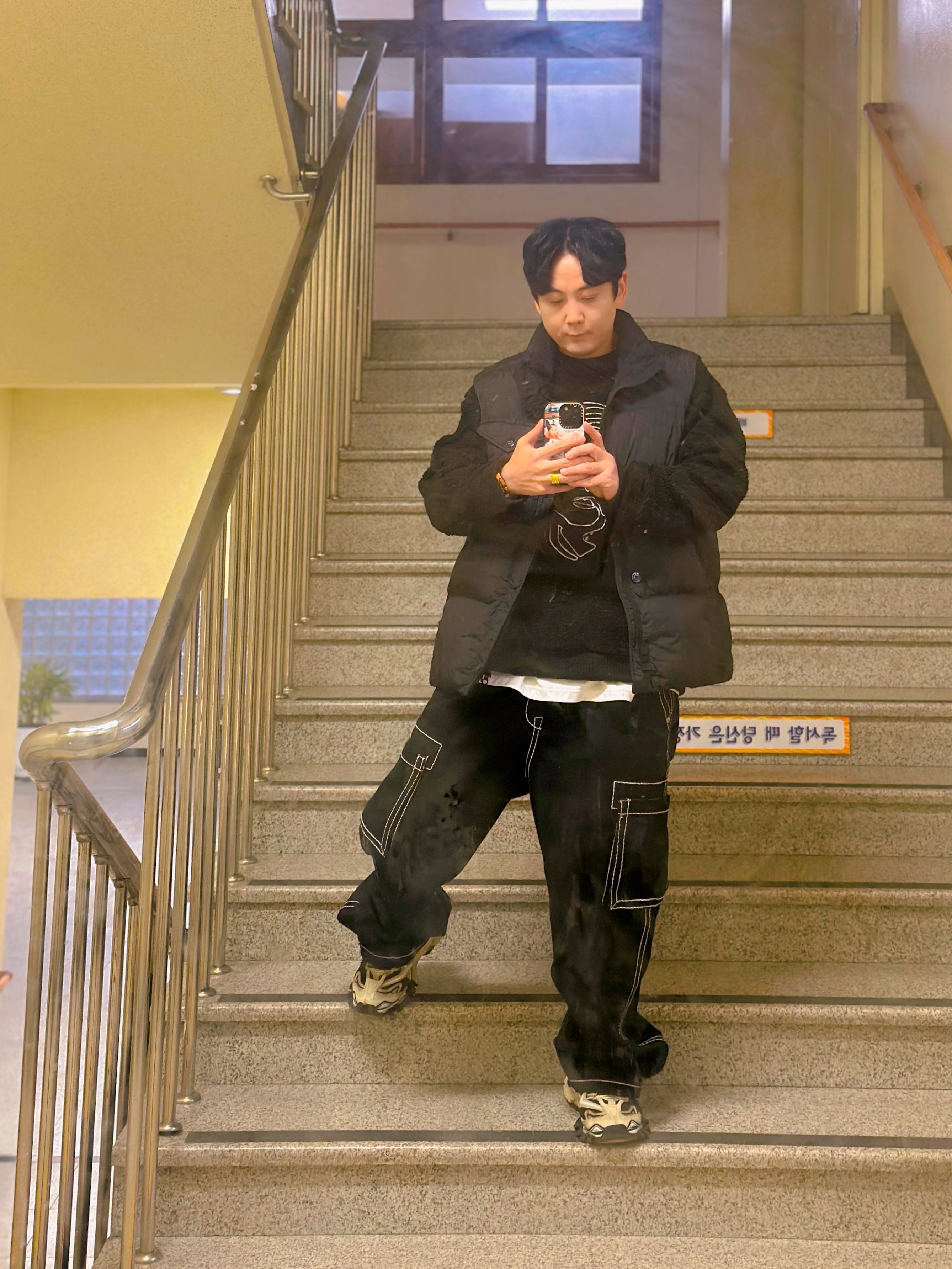 Stone Island G0223 Crinkle Reps R-NY Down Vest with Anti Drop Black - 24FW, True Religion Classic Cargo Pants Mk-1 Black 착용 스타일 - 1