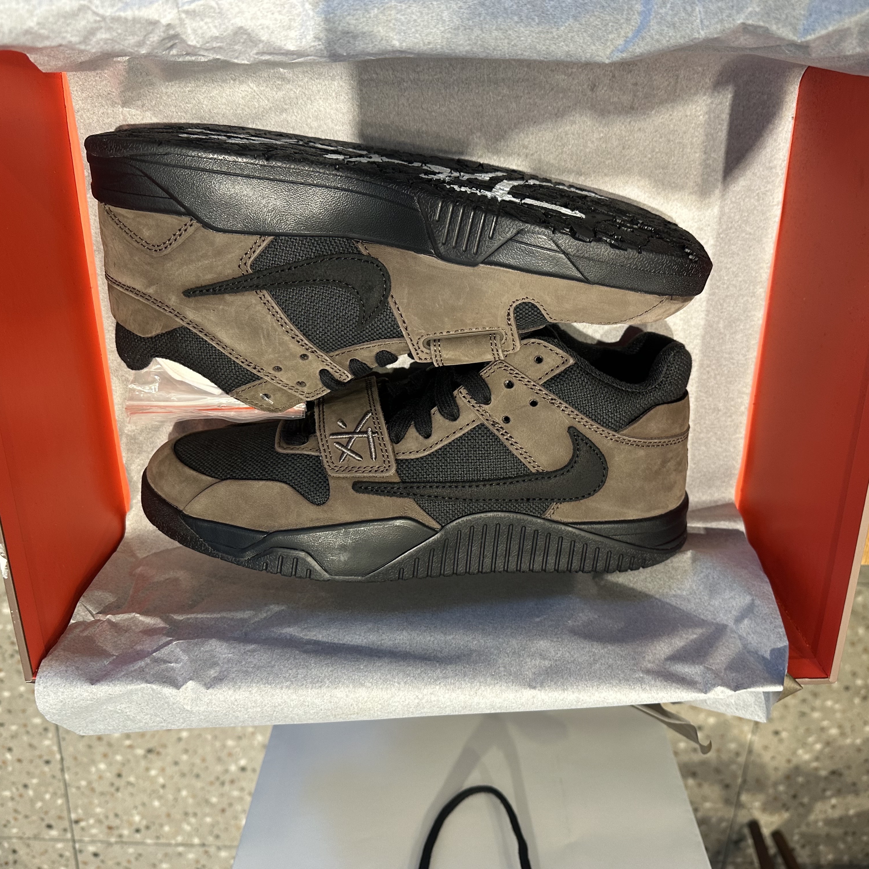 Jordan x Travis Scott Jumpman Jack TR Black and Dark Mocha, Jordan x Travis Scott Jumpman Jack TR Sail and Dark Mocha 착용 스타일 - 3
