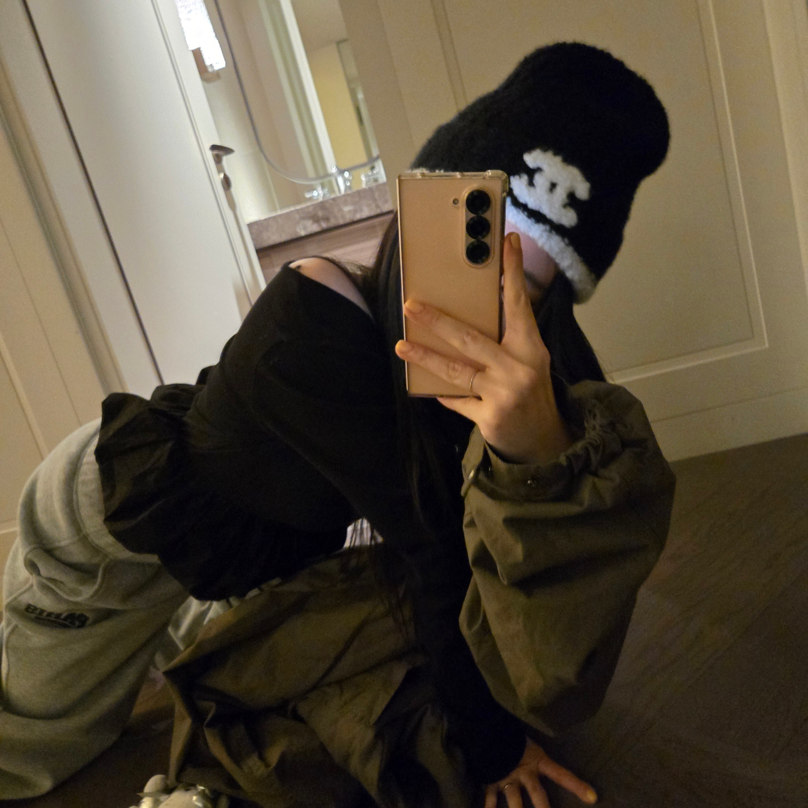 (W) Chanel Beanie Cashmere & Black White, Miu Miu Ivy Corduroy Bag Cinnamon 착용 스타일 - 1