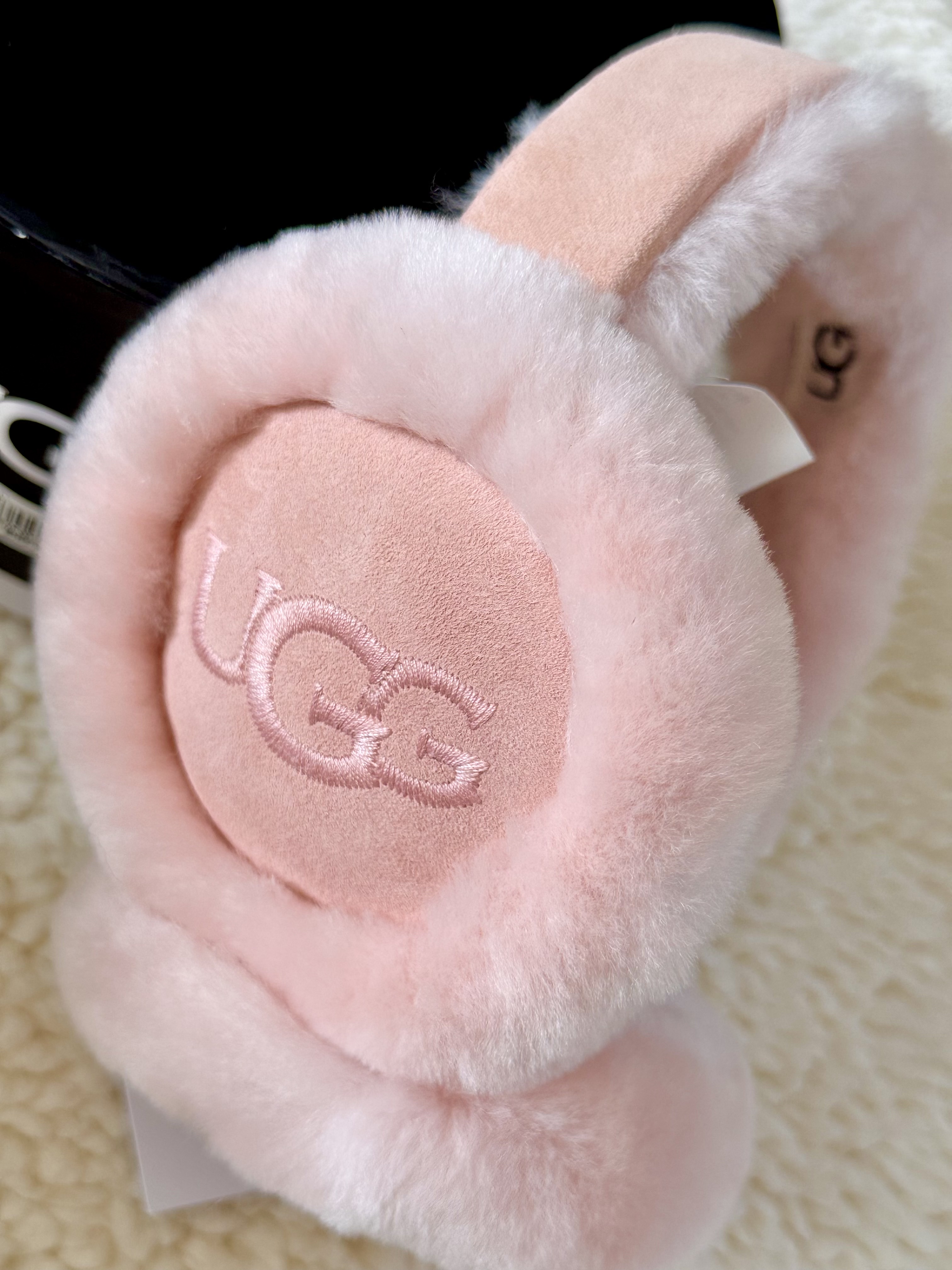 (W) UGG Embroidered Logo Earmuff Chestnut, (W) UGG Embroidered Logo Earmuff Apple Blossom 착용 스타일 - 2