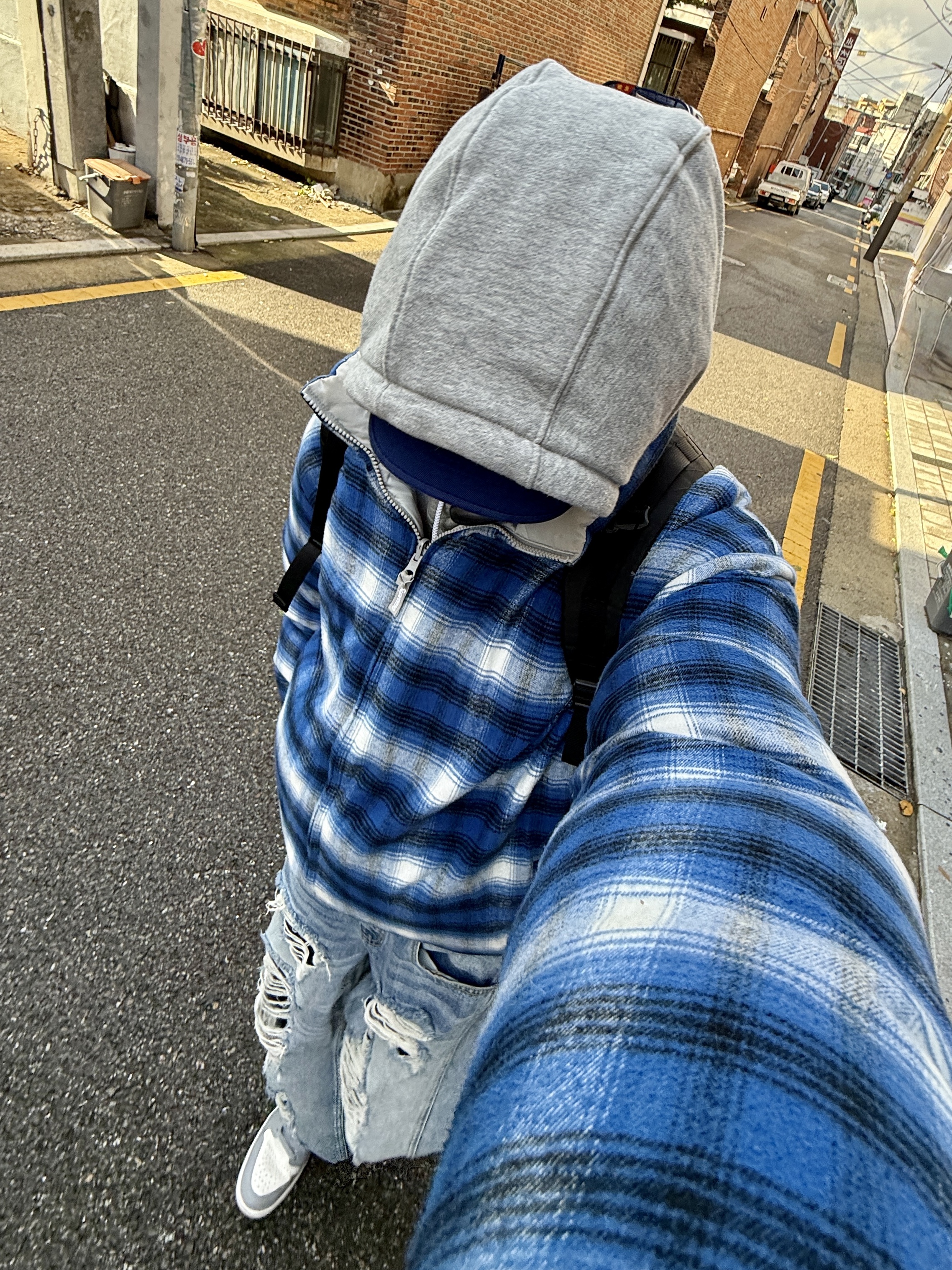 (W) Jordan 1 Mid Sail Stealth, Supreme Flannel Reversible Puffer Jacket Grey - 22FW 착용 스타일 - 1