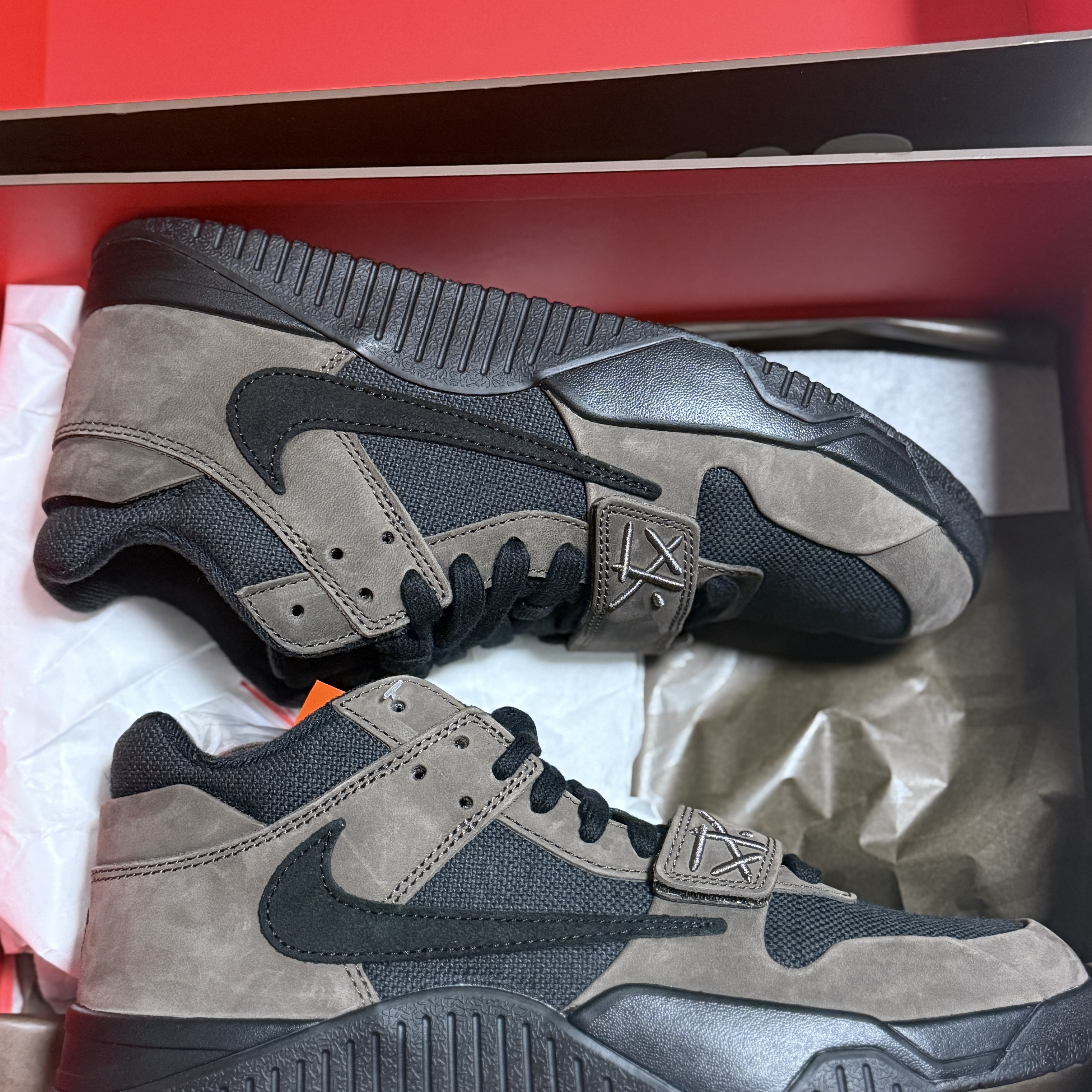 Jordan x Travis Scott Jumpman Jack TR Black and Dark Mocha 착용 스타일