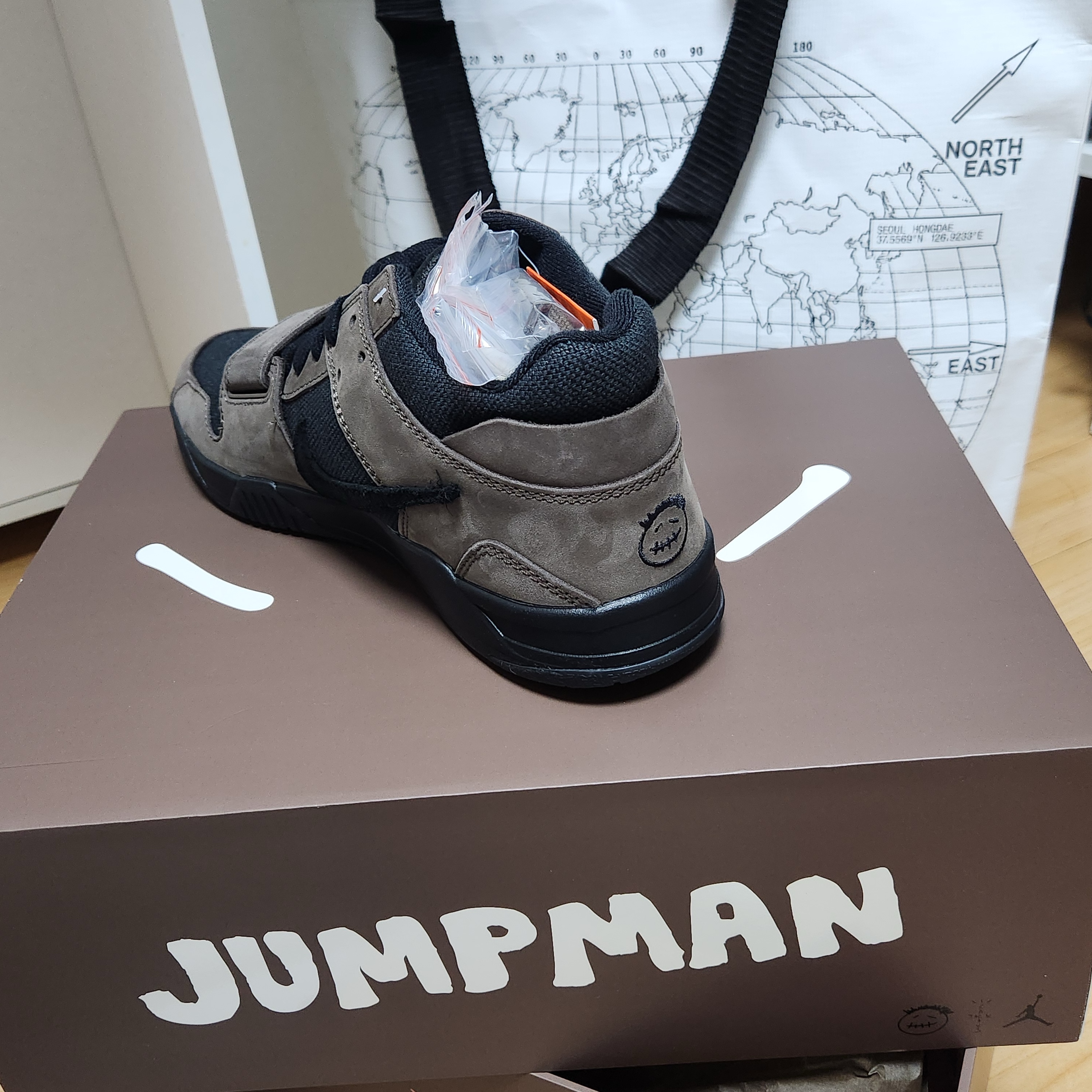 Jordan x Travis Scott Jumpman Jack TR Black and Dark Mocha 착용 스타일 - 3