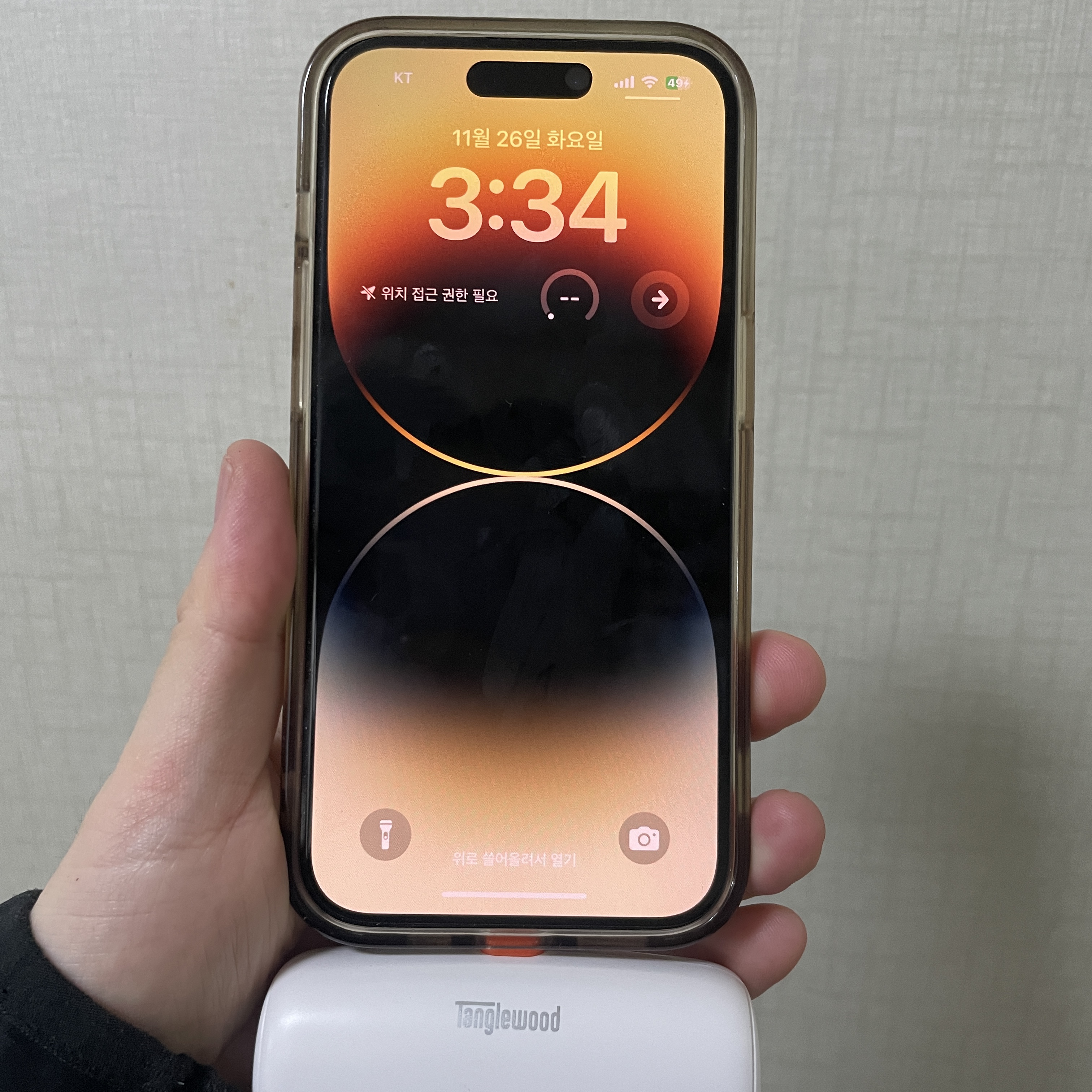 Tanglewood Docking Power Bank 5000mAh PD20W Fast Charging, [A등급] Refurbished iPhone 14 Pro 256GB Gold 착용 스타일 - 1