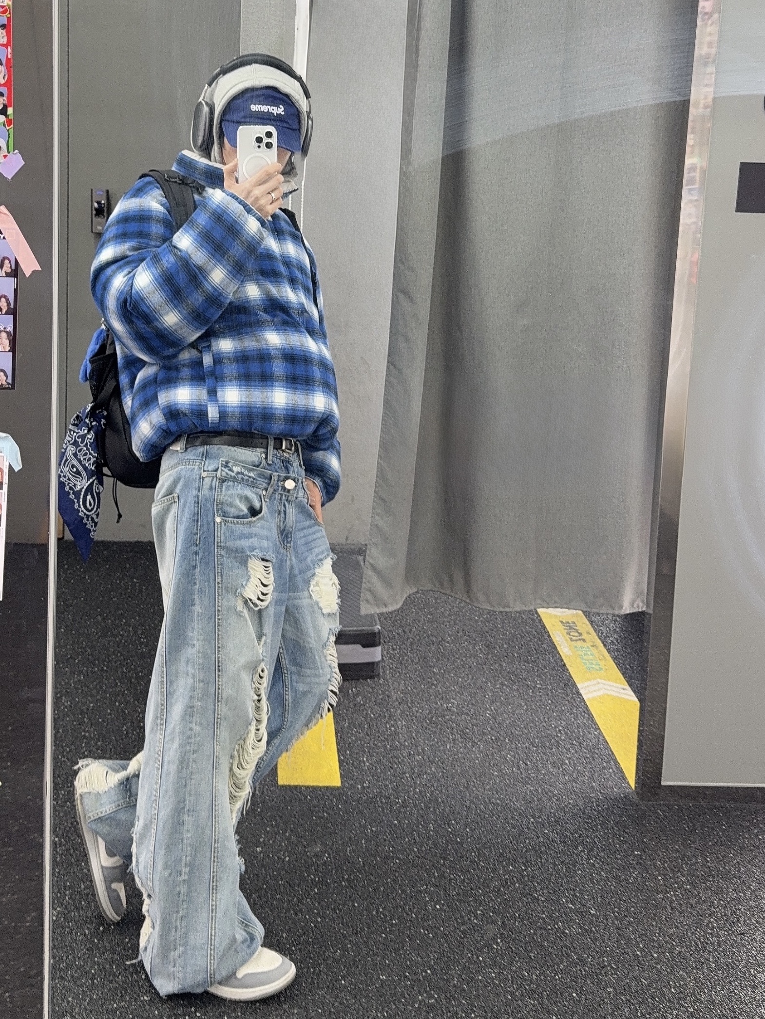 (W) Jordan 1 Mid Sail Stealth, Supreme Flannel Reversible Puffer Jacket Grey - 22FW 착용 스타일 - 3