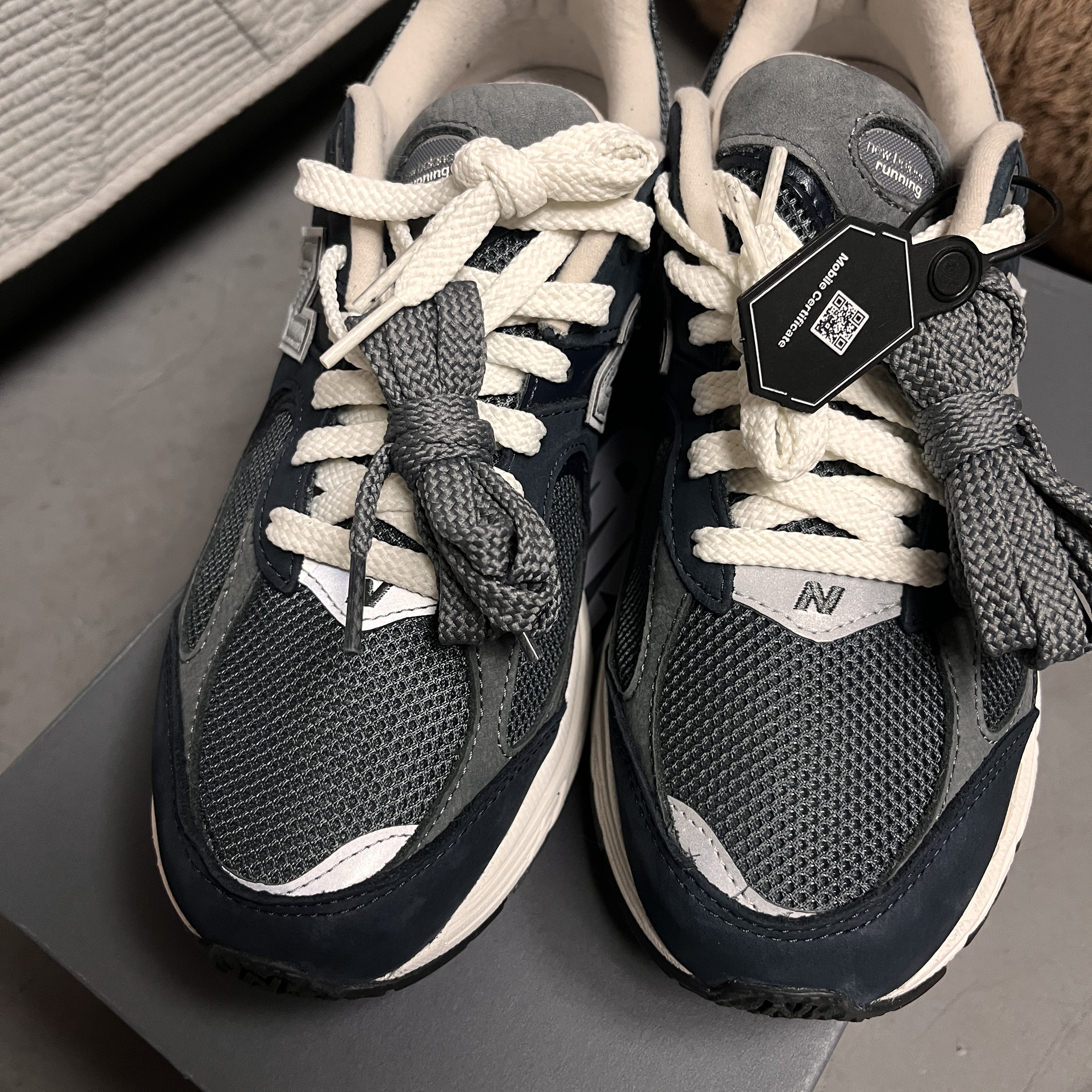 New Balance 2002R Premium Vintage Navy Grey 착용 스타일 - 1