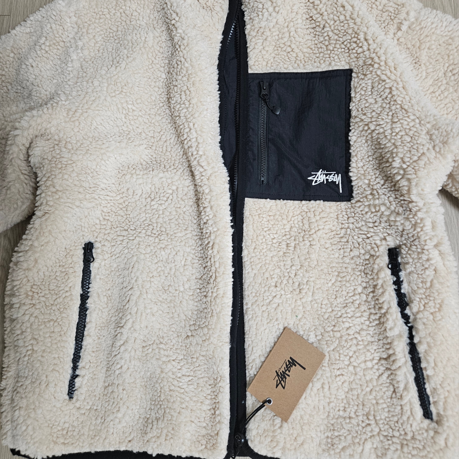 Stussy Sherpa Reversible Jacket Beige 착용 스타일