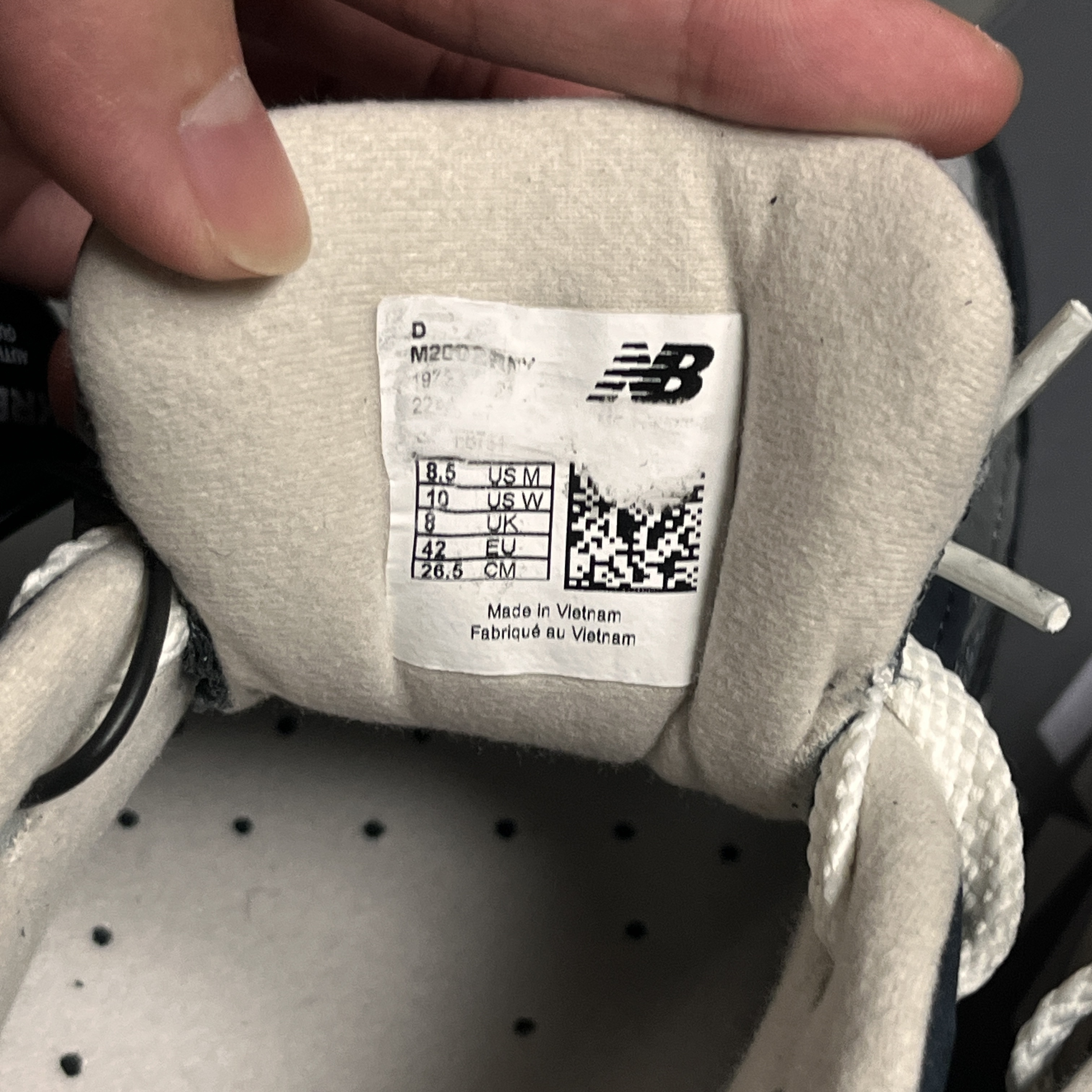 New Balance 2002R Premium Vintage Navy Grey 착용 스타일 - 2