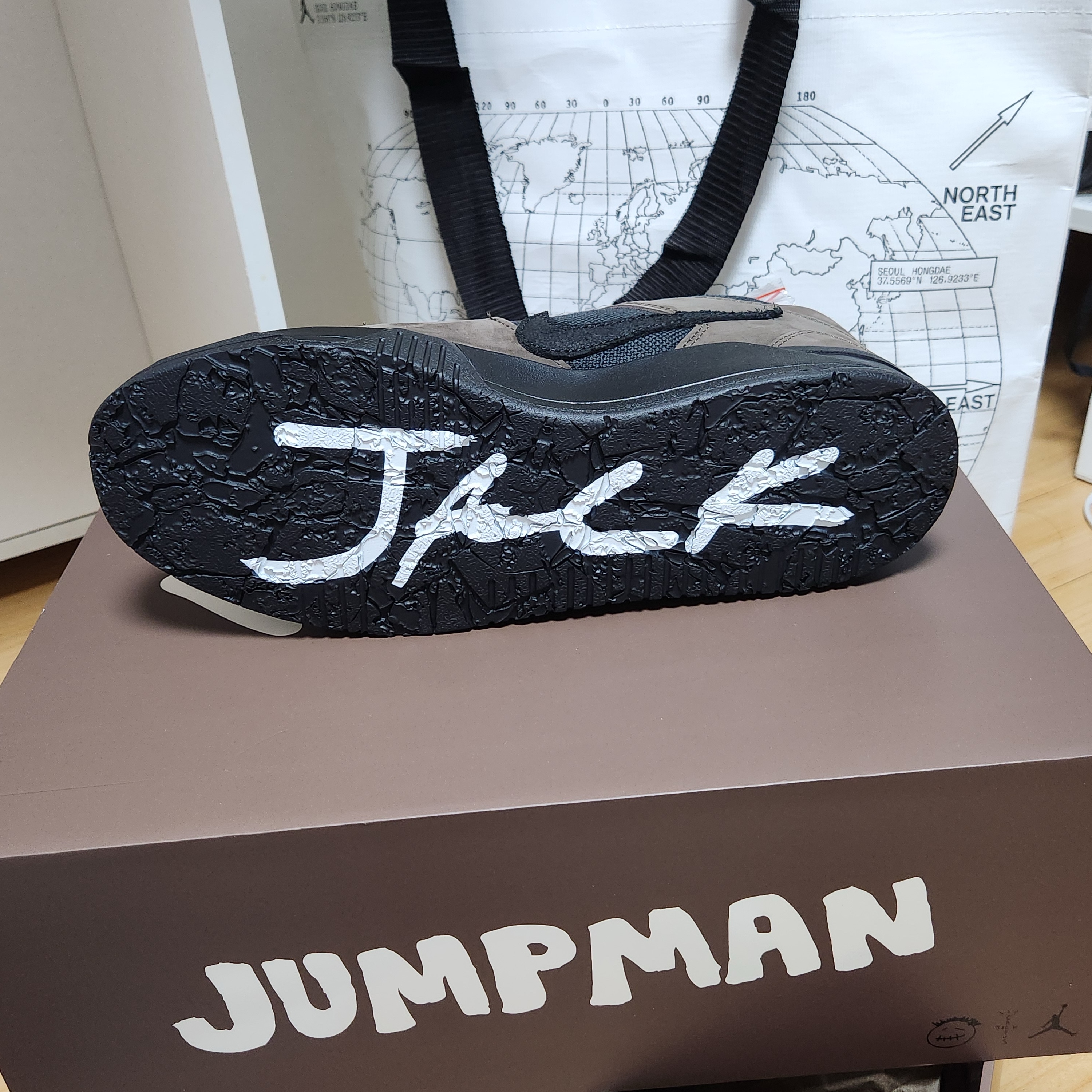 Jordan x Travis Scott Jumpman Jack TR Black and Dark Mocha 착용 스타일 - 2