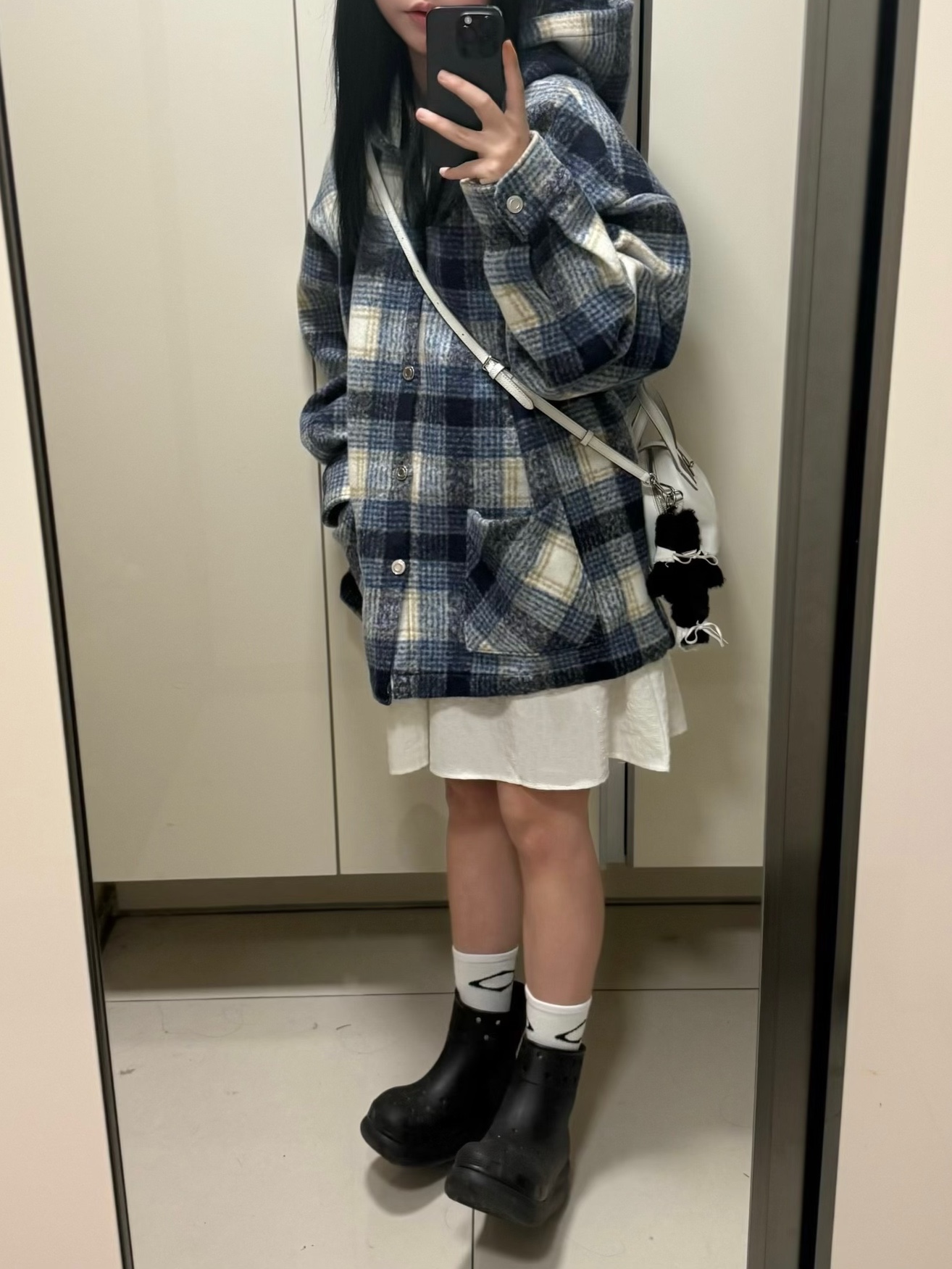 Crocs Classic Crush Boot Black 착용 스타일 - 4
