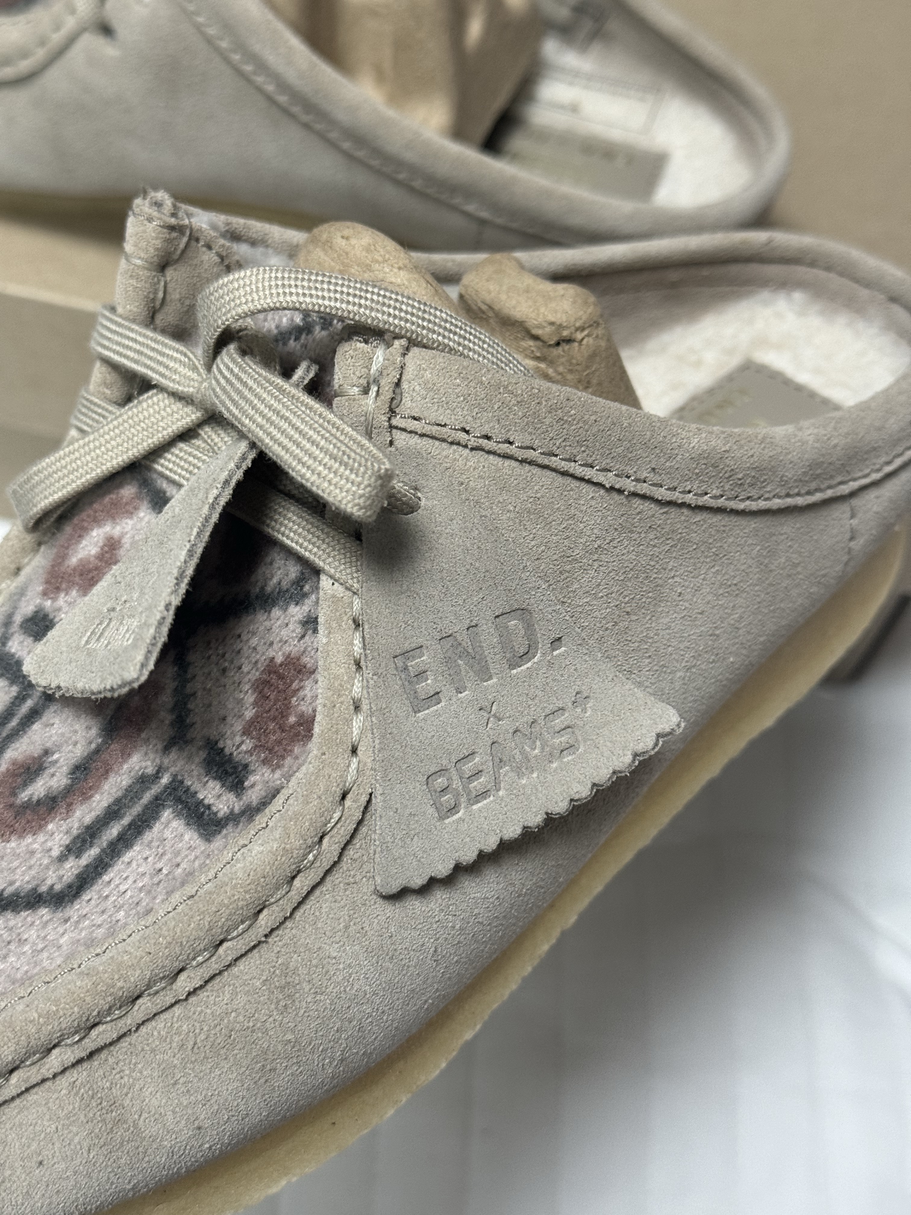 Clarks x END. x Beams Plus Ski Club Wallabee Mule Maple 착용 스타일 - 3