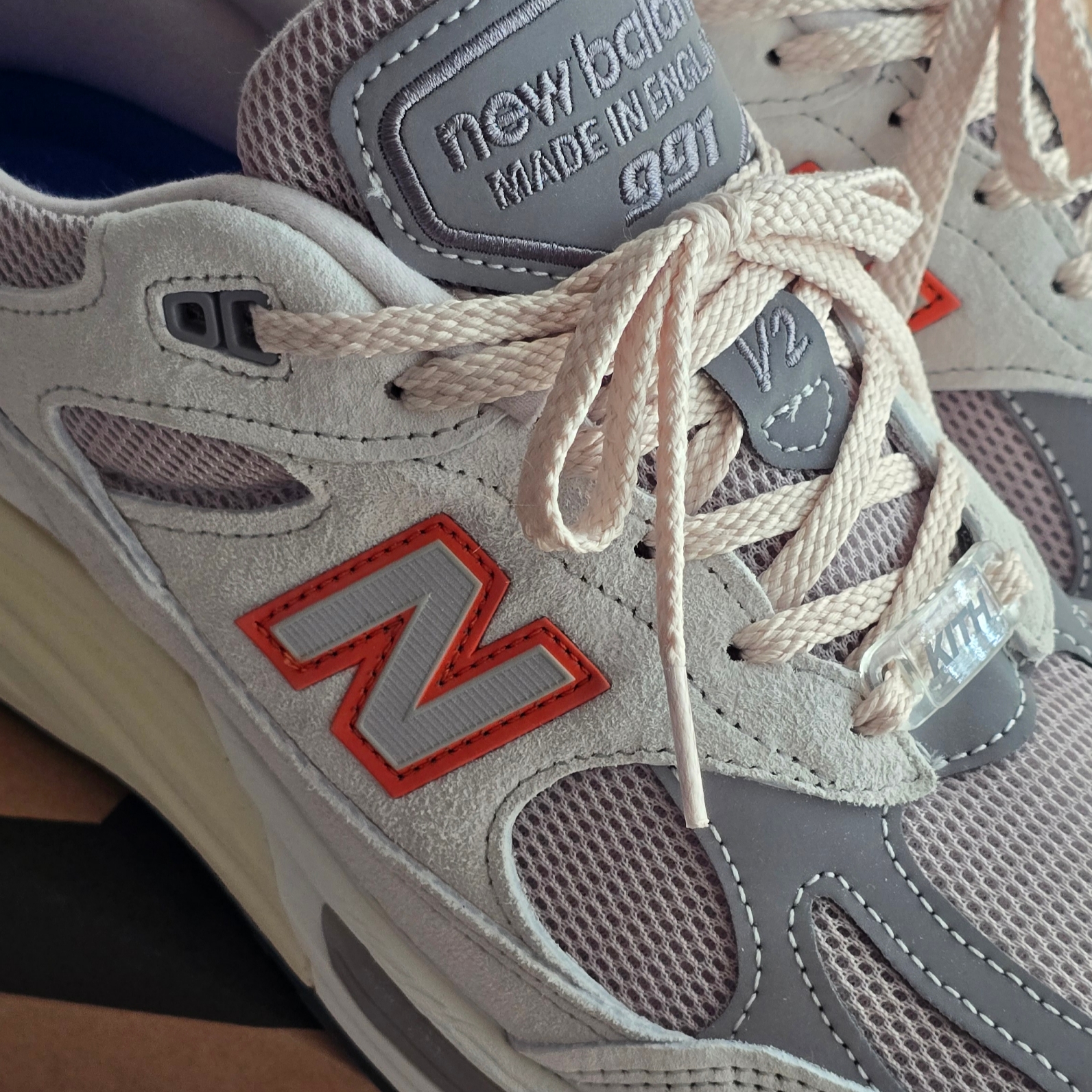 New Balance x Kith x Madison Square Garden 991v2 Made in UK Antarctica Ancient Scroll - D Standard 착용 스타일 - 2