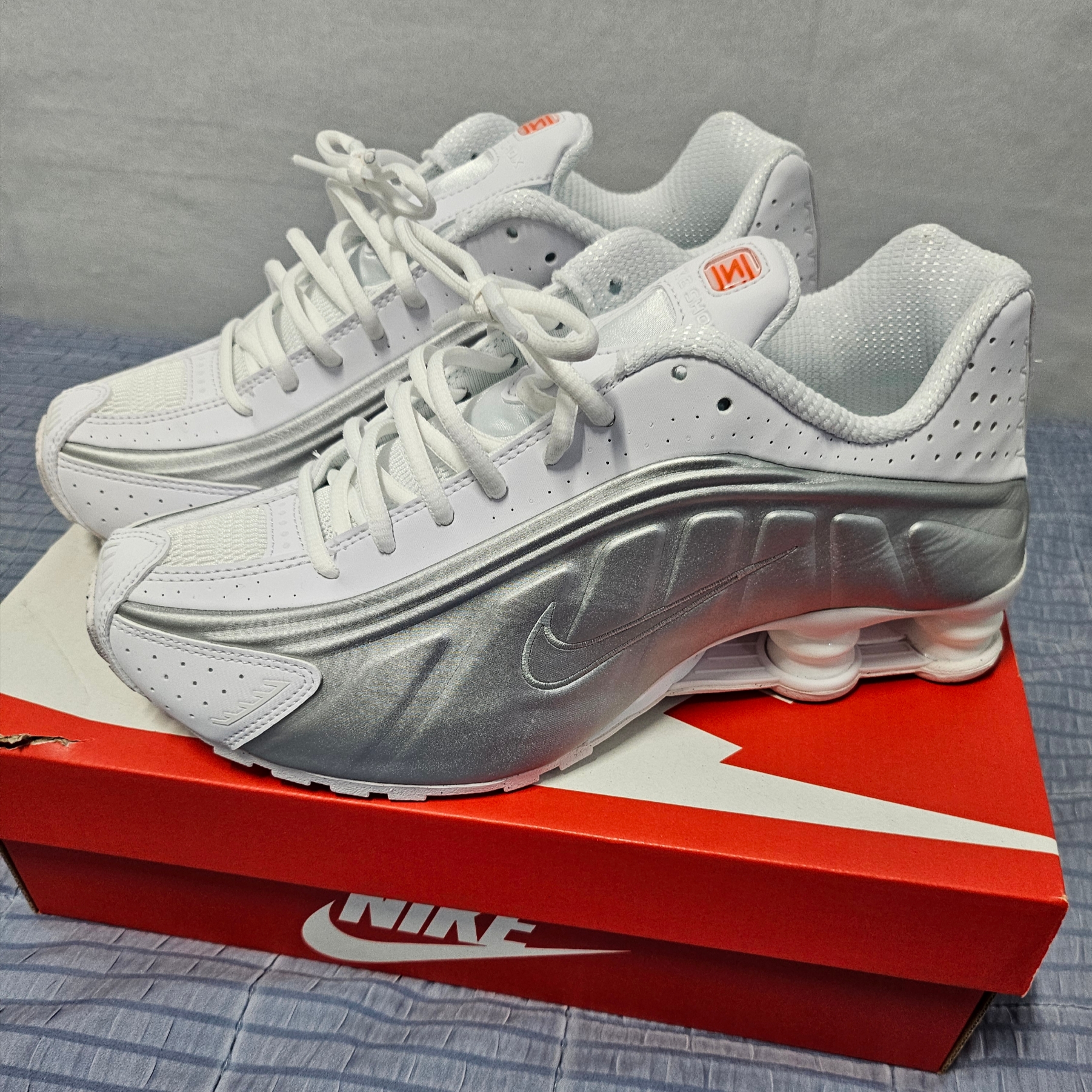 (W) Nike Shox R4 White Metallic Silver 착용 스타일
