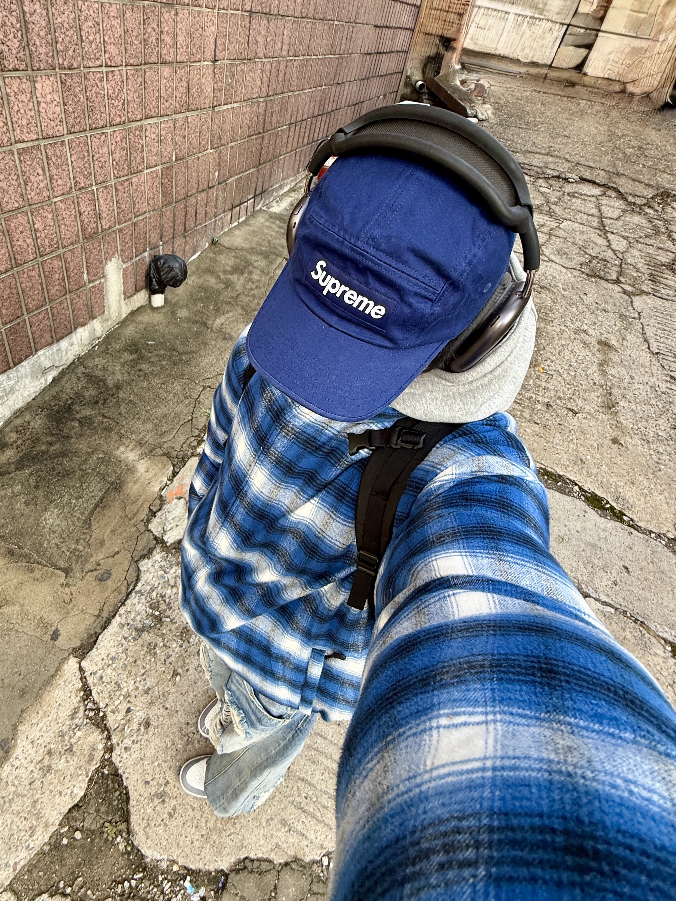 (W) Jordan 1 Mid Sail Stealth, Supreme Flannel Reversible Puffer Jacket Grey - 22FW 착용 스타일 - 6