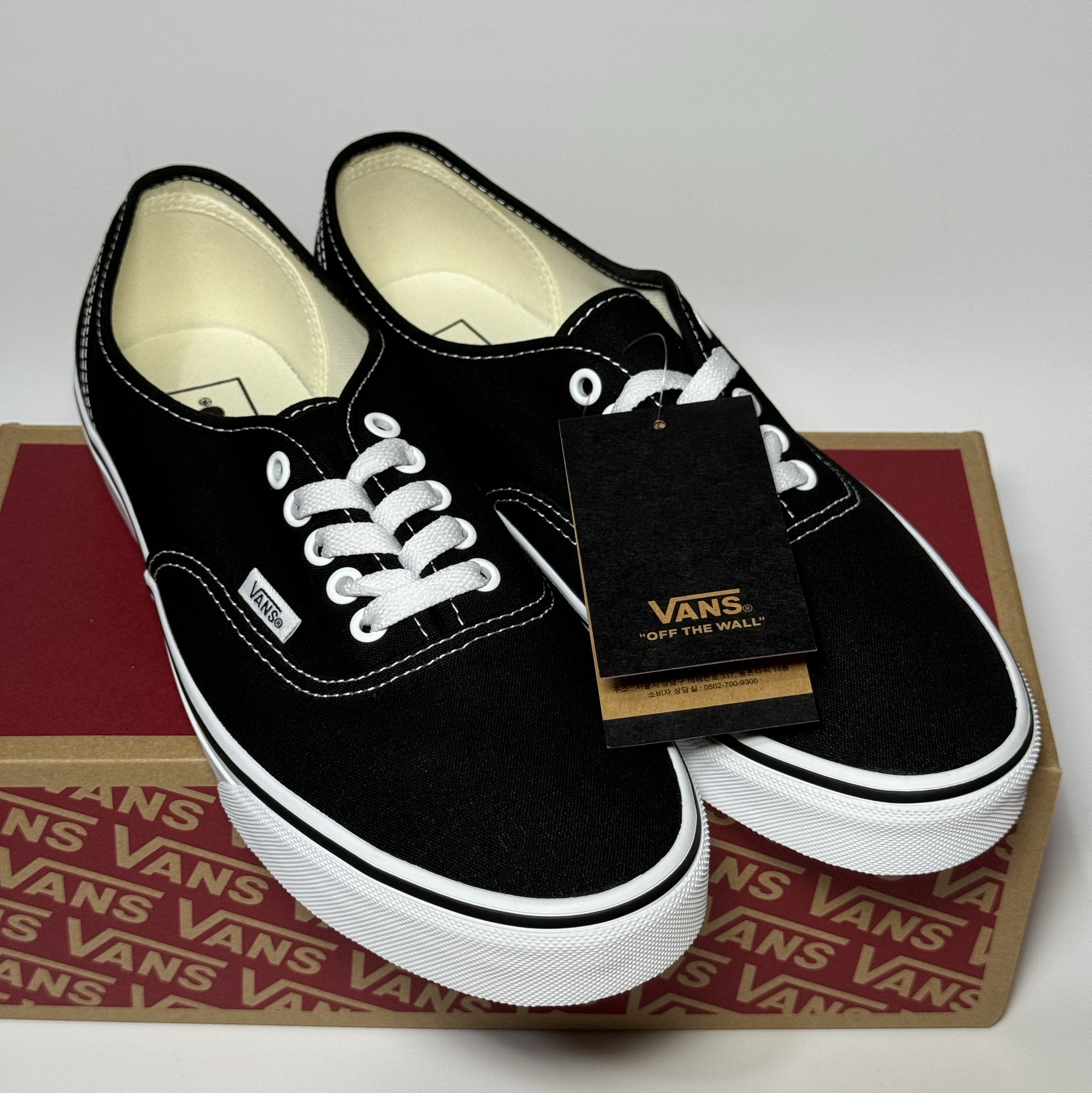 Vans Authentic Black White 착용 스타일 - 1