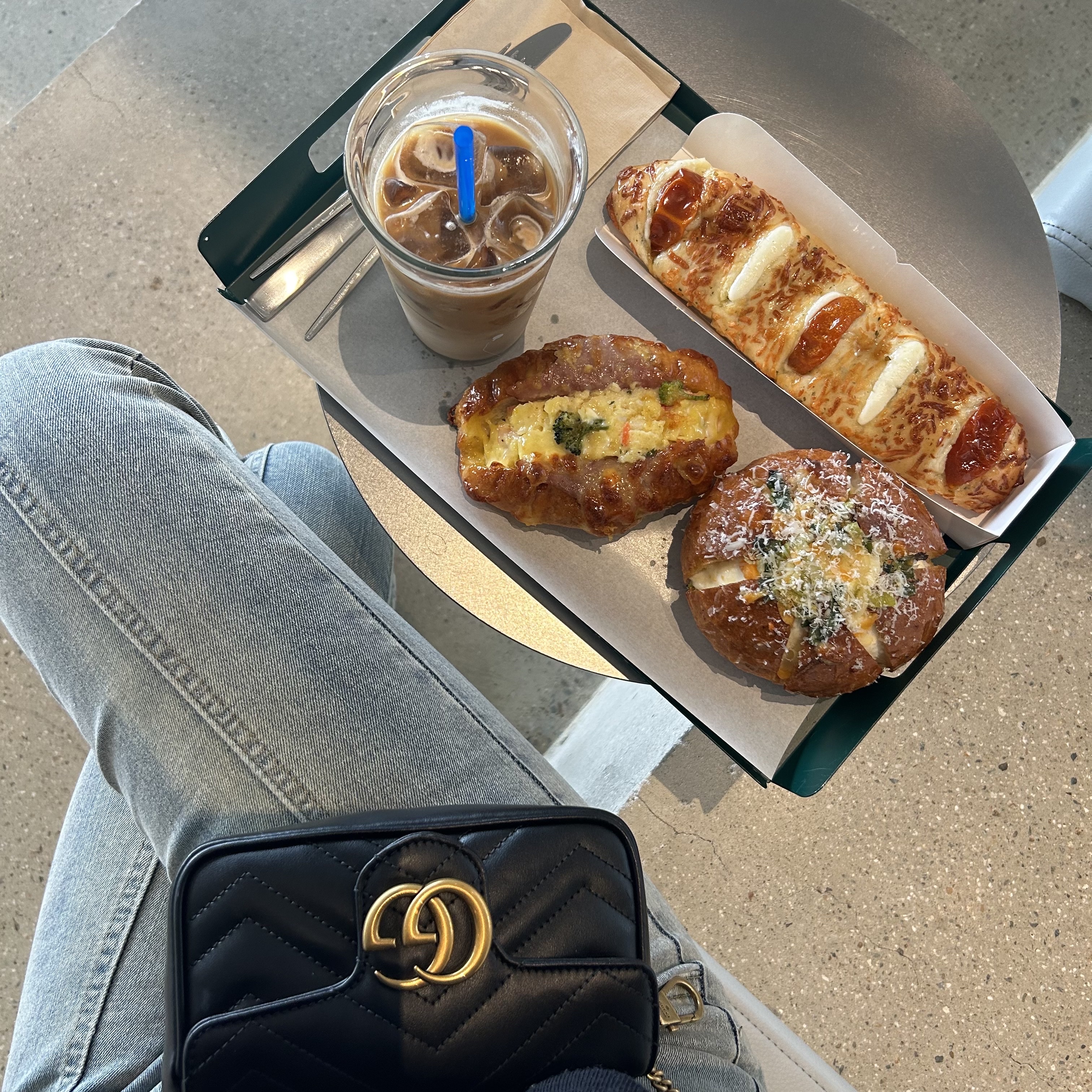 Gucci GG Marmont Matelasse Leather Super Mini Bag Black 착용 스타일 - 2