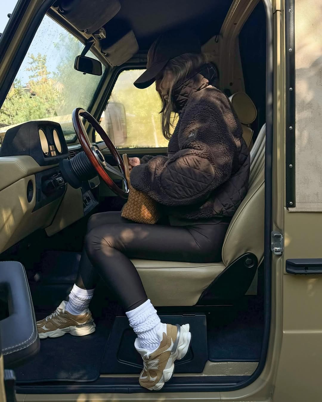 (W) Alo Yoga Off Duty Cap Black White, (W) Alo Yoga Airbrush High Waist Flutter Leggings Ivory 착용 스타일 - 2