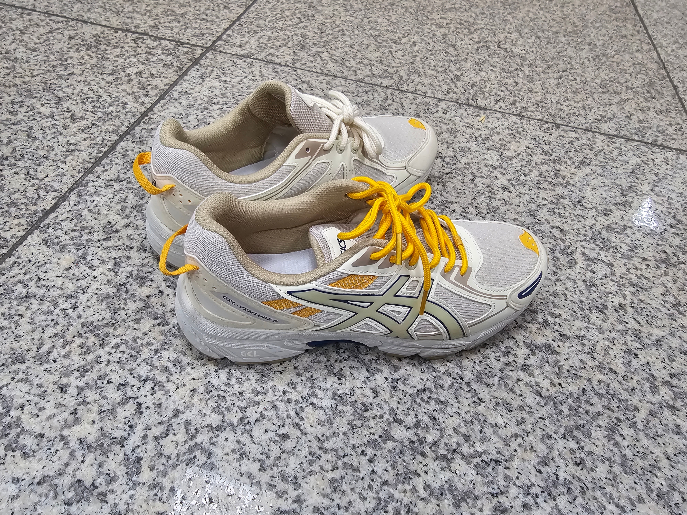 Asics Gel-Venture 6 SPS Smoke Grey Birch 착용 스타일 - 2