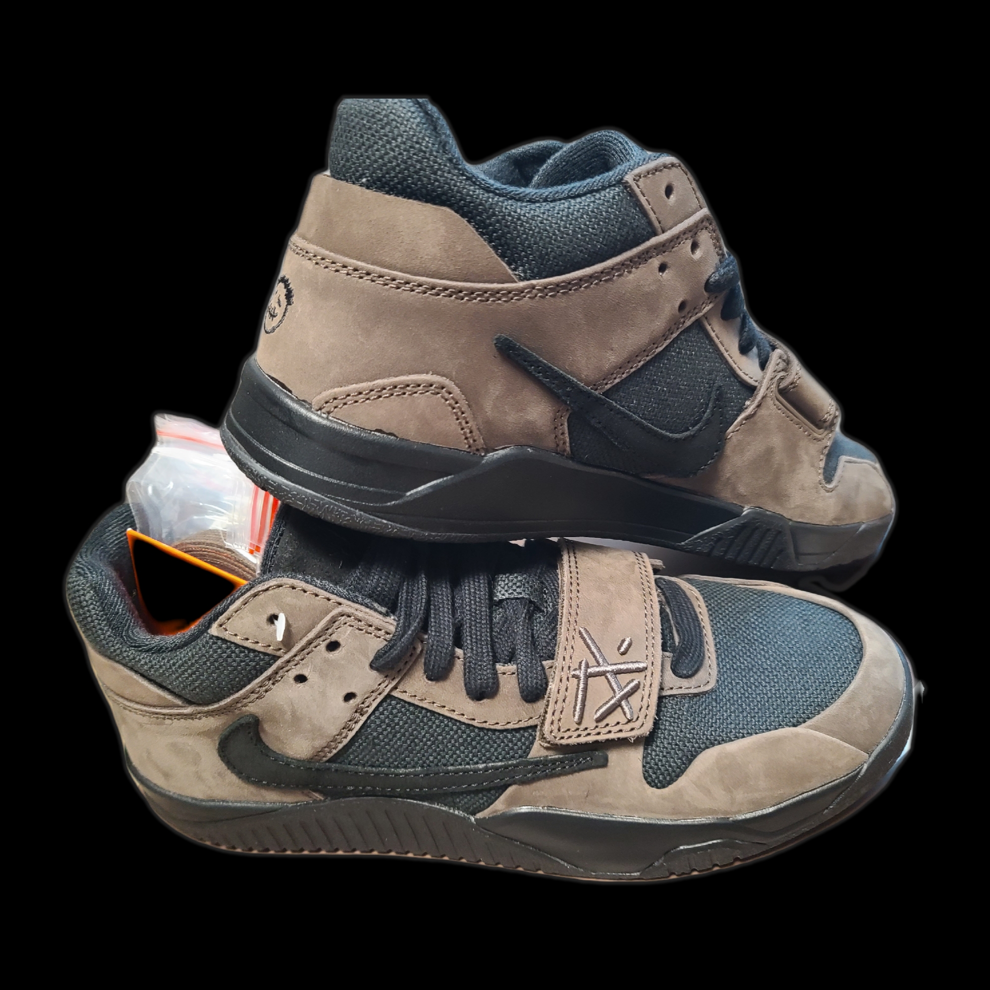 Jordan x Travis Scott Jumpman Jack TR Black and Dark Mocha 착용 스타일 - 3