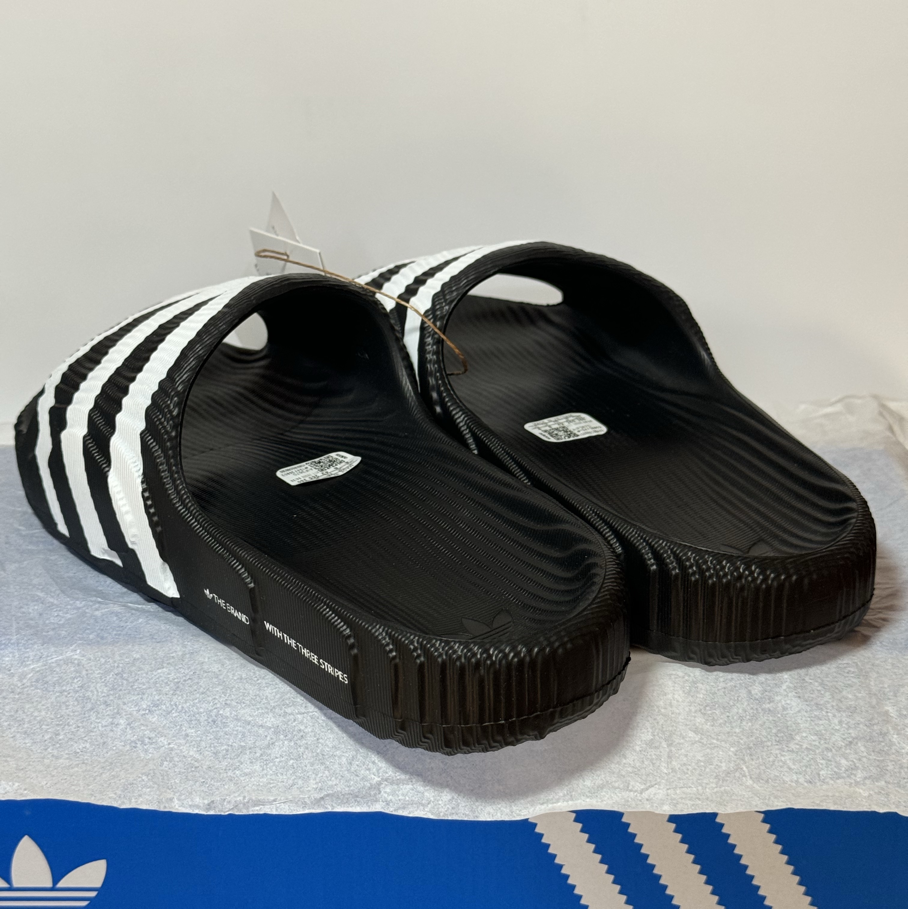 Adidas Adilette 22 Core Black Cloud White 착용 스타일 - 3