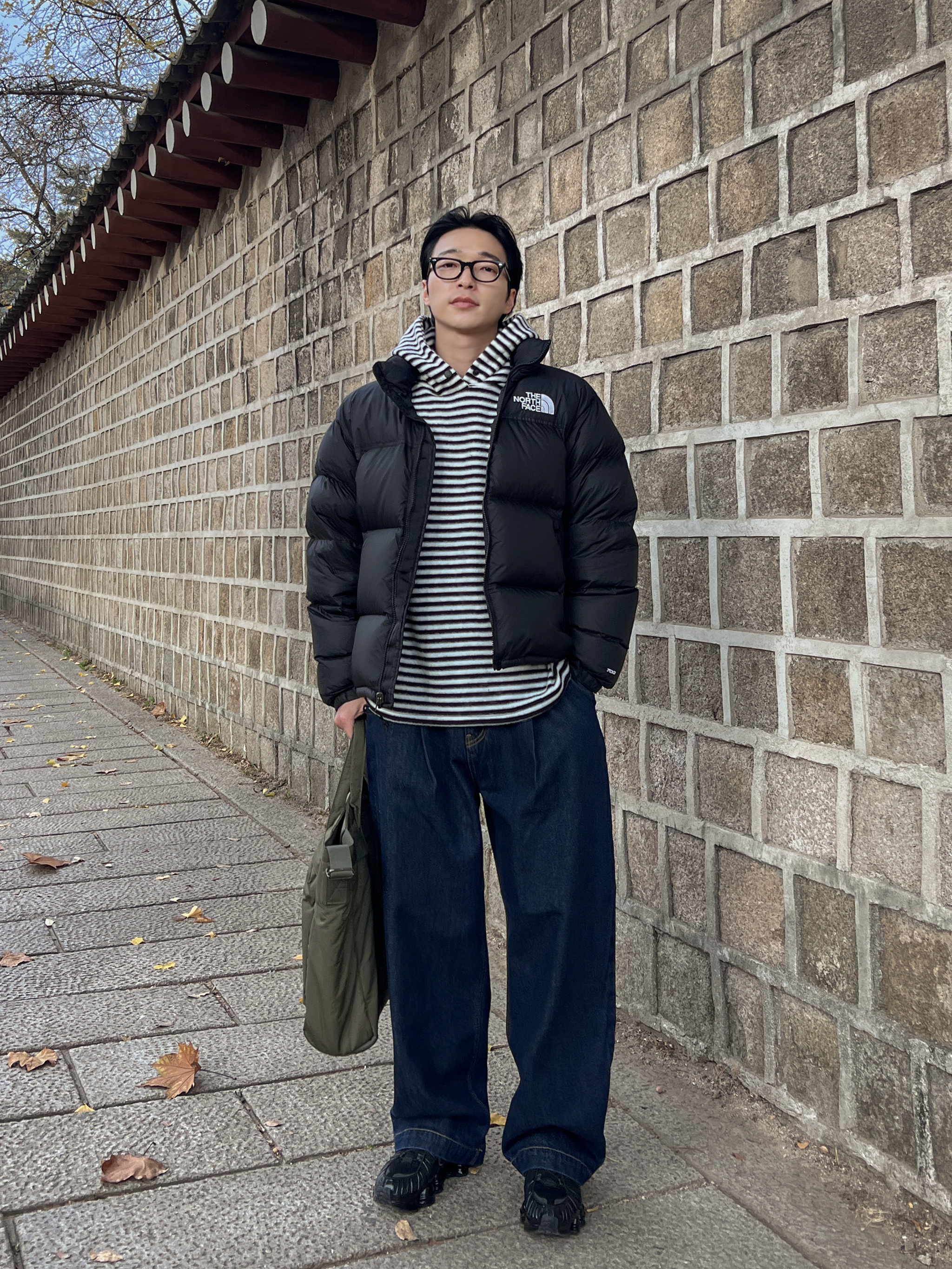 (W) Nike Shox TL Black and Max Orange, Uniqlo 2-Way Utility Bag Olive 착용 스타일 - 1