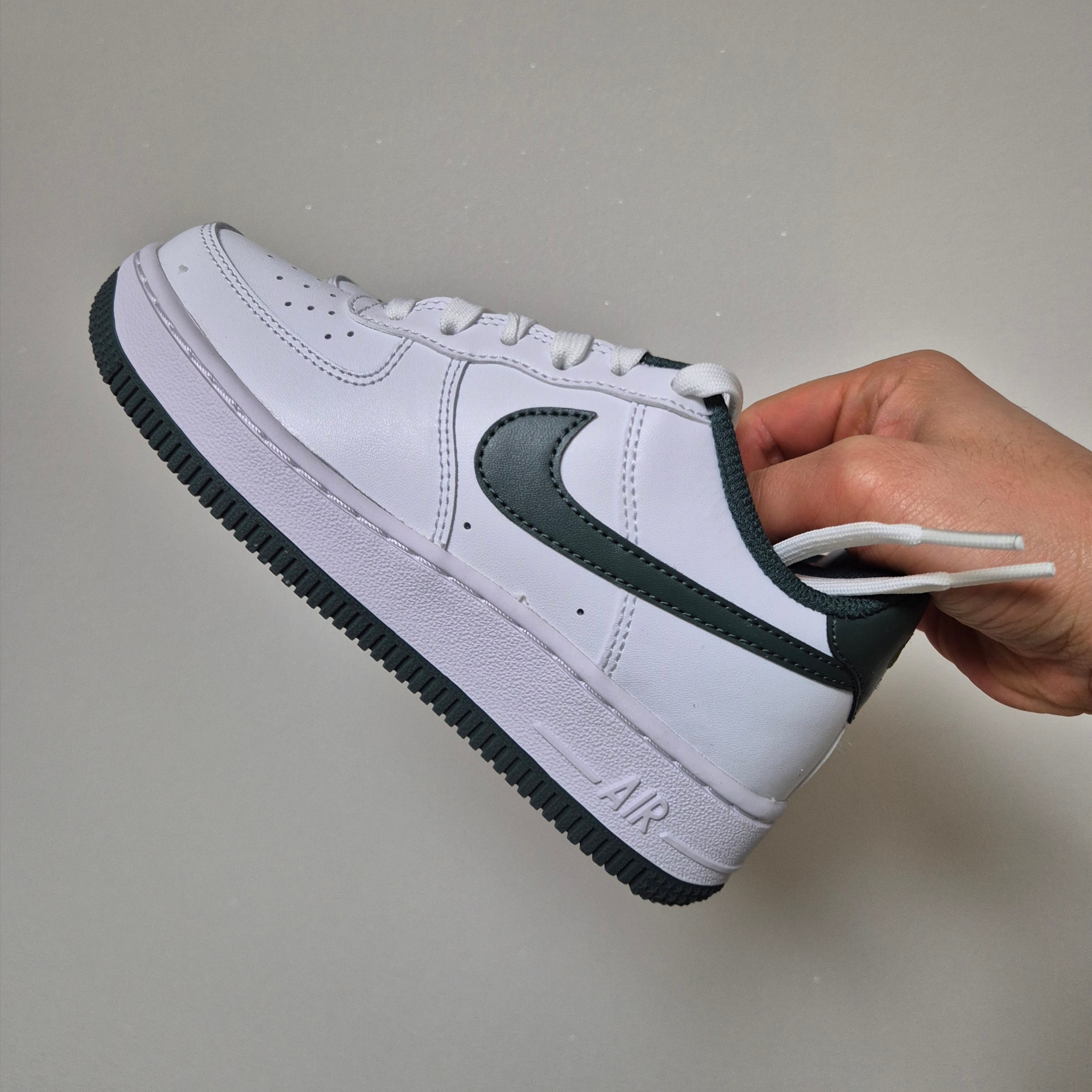 Nike Air Force 1 '07 LV8 White Vintage Green 착용 스타일