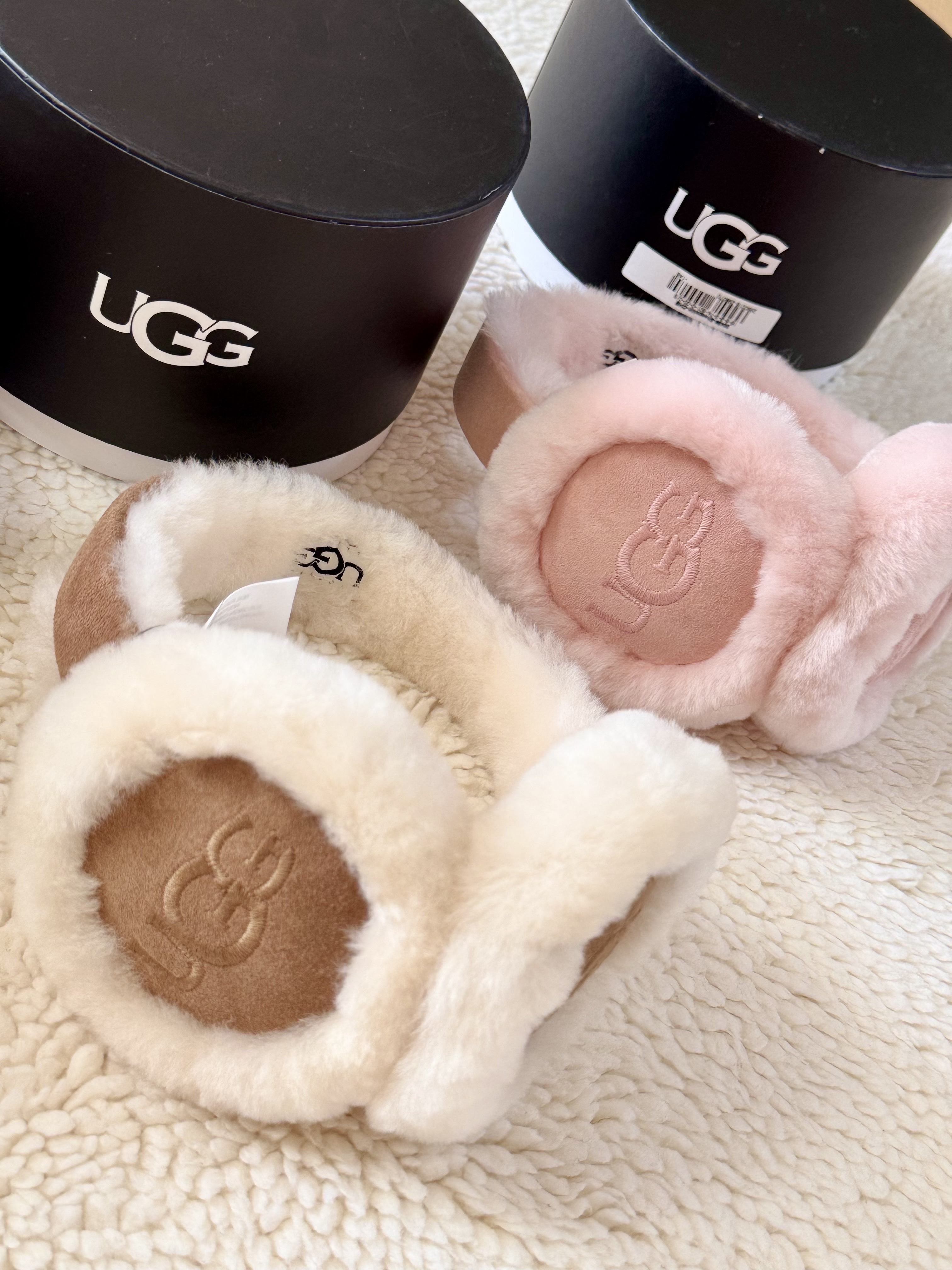 (W) UGG Embroidered Logo Earmuff Chestnut, (W) UGG Embroidered Logo Earmuff Apple Blossom 착용 스타일 - 1